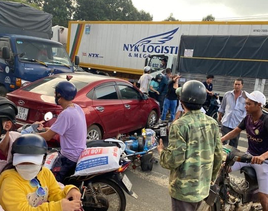 Xe tải tông hàng loạt ôtô, xe máy ở Đồng Nai: Các xe đang dừng chờ qua đường - Ảnh 3.