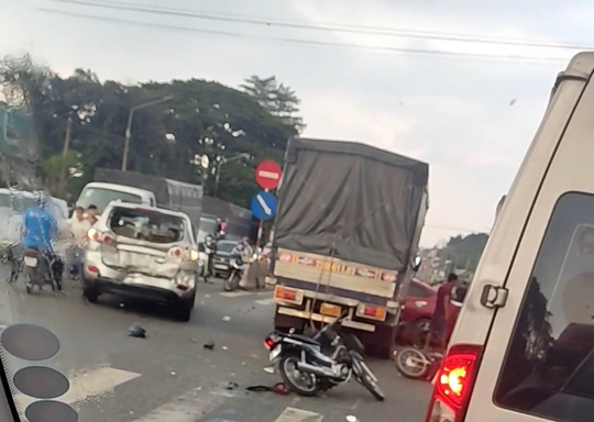 Xe tải tông hàng loạt ôtô, xe máy ở Đồng Nai: Các xe đang dừng chờ qua đường - Ảnh 2.