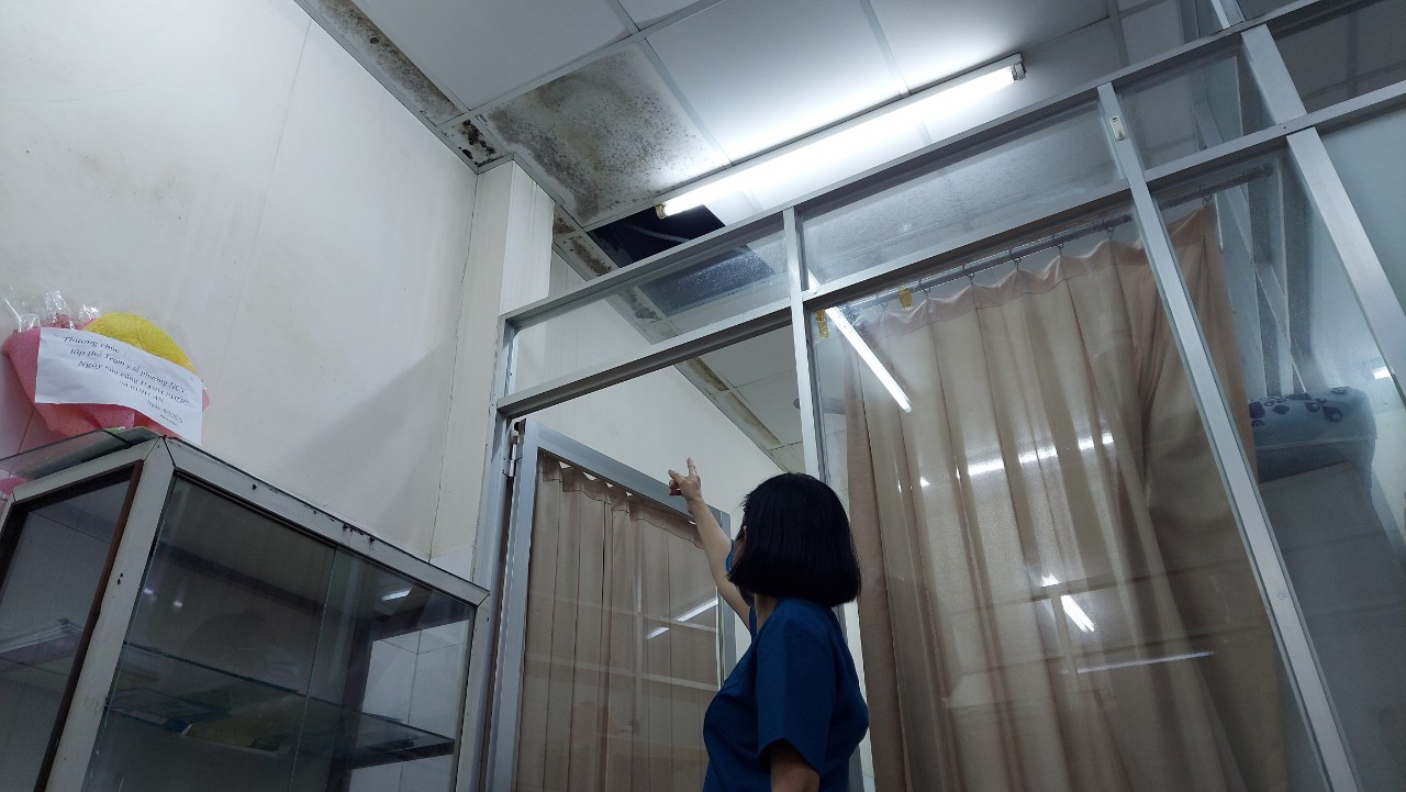 TP HCM: Trạm y tế ngay quận 1 bị ngập nước, mưa dột tứ bề - Ảnh 4. TP HCM: Trạm y tế ngay quận 1 bị ngập nước, mưa dột tứ bề - Ảnh 4.