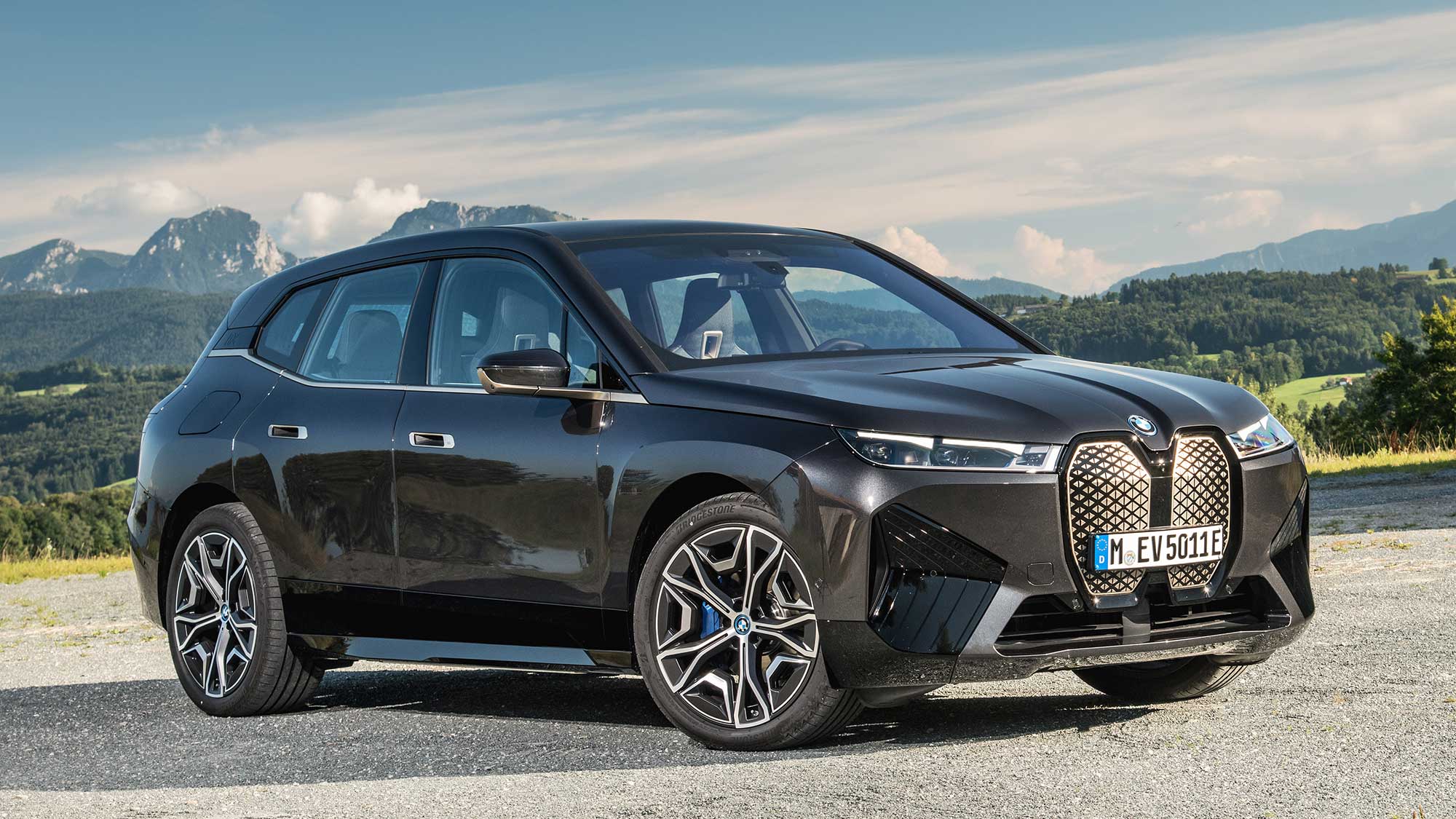 BMW iX 2022 Một chiếc SUV điện cao cấp với hiệu xuất cao