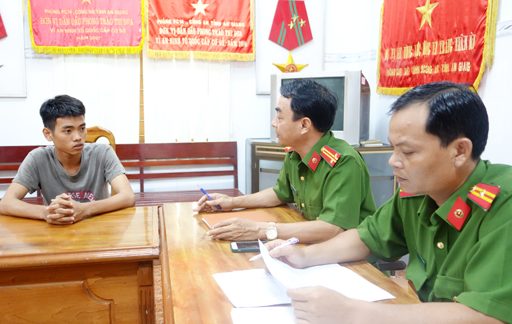 Đâm chết bạn nhậu rồi bàn kế đối phó với công an - Ảnh 2. Đâm chết bạn nhậu rồi bàn kế đối phó với công an - Ảnh 2.