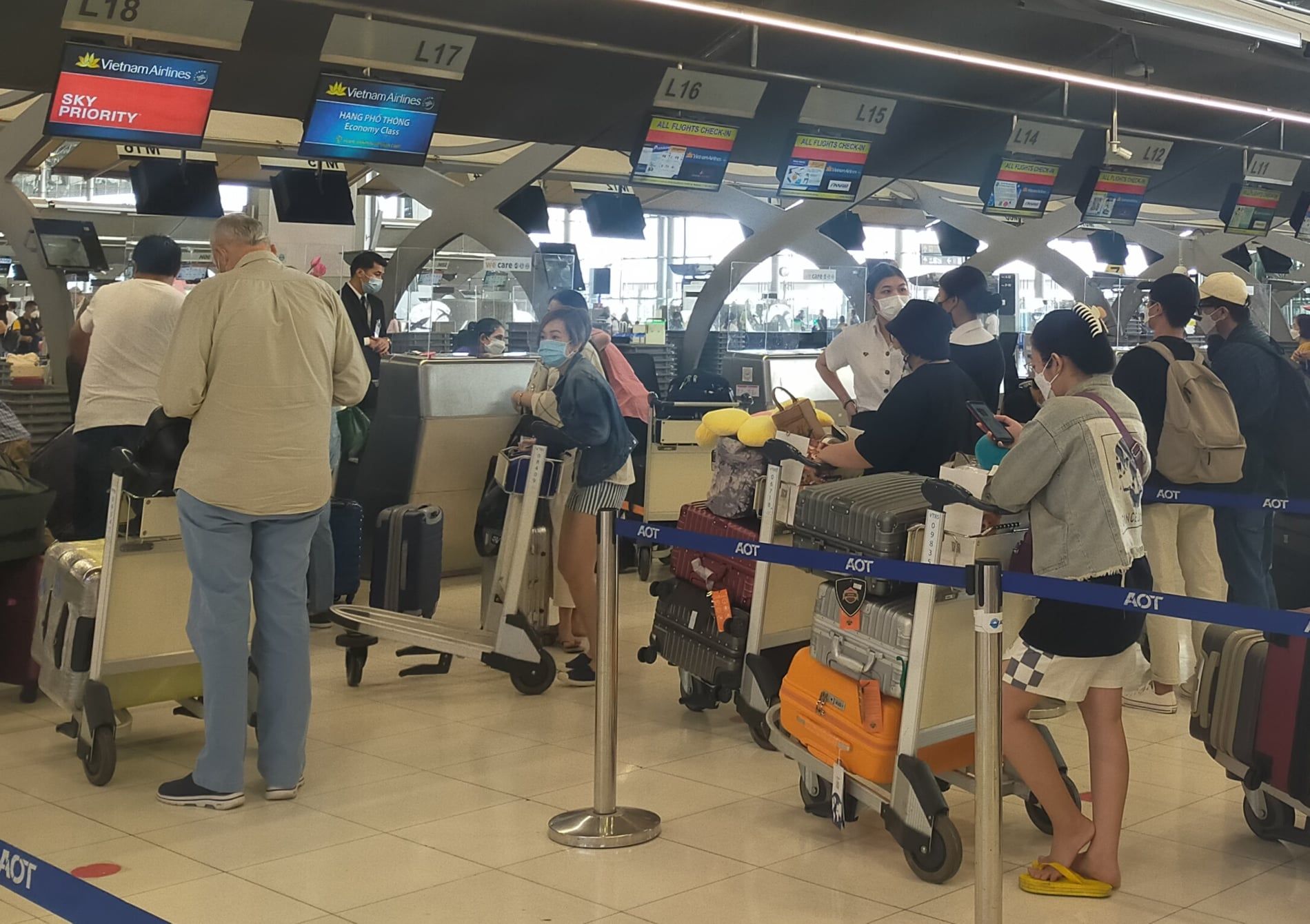 Hành khách có thể làm thủ tục trực tuyến tại sân bay Phú Bài - Ảnh 1.