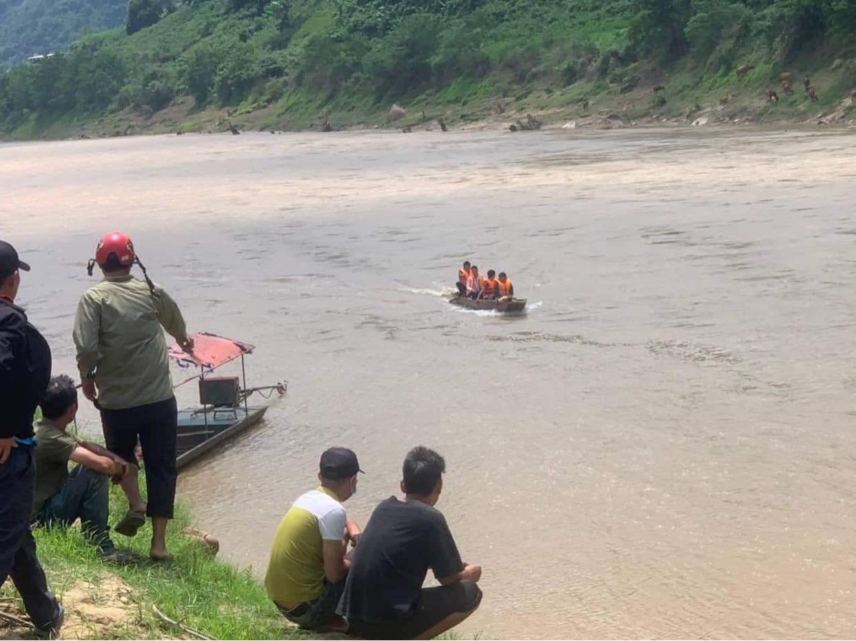 Tìm thấy thêm thi thể 1 nạn nhân vụ lật thuyền - Ảnh 1. Tìm thấy thêm thi thể 1 nạn nhân vụ lật thuyền - Ảnh 1.