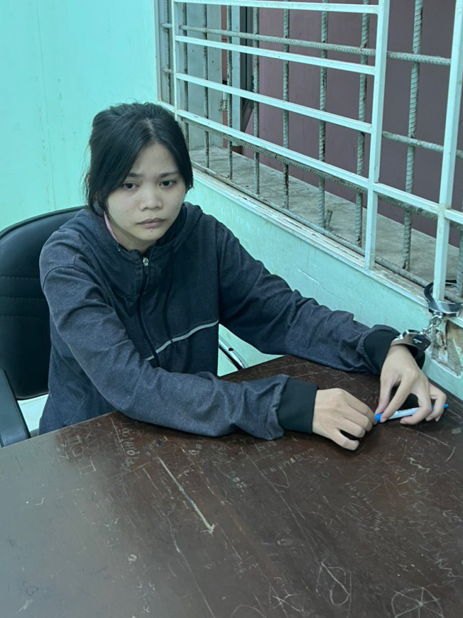 CLIP: Thiếu nữ đi thử vàng rồi tháo chạy cùng tang vật - Ảnh 2. CLIP: Thiếu nữ đi thử vàng rồi tháo chạy cùng tang vật - Ảnh 2.