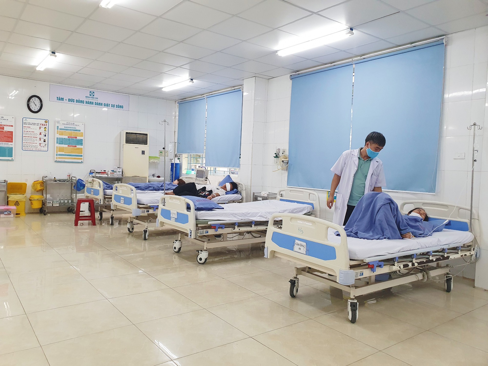 24 du khách Hà Nội nghi bị ngộ độc thực phẩm tại Đà Nẵng - Ảnh 1. 24 du khách Hà Nội nghi bị ngộ độc thực phẩm tại Đà Nẵng - Ảnh 1.