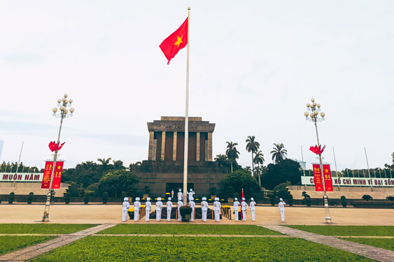 Thiêng liêng cờ Tổ quốc luôn được trân trọng và ghi nhận trong lòng mỗi người con Việt Nam. Cùng xem hình ảnh về lễ diễu hành quy mô và đầy tưng bừng mừng ngày lễ độc lập của đất nước.