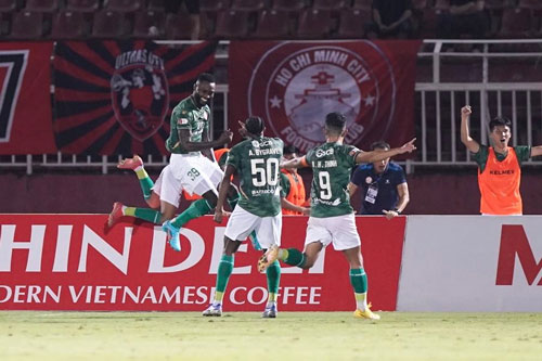CLB TP Hồ Chí Minh tậu trung vệ Brazil, đua trụ hạng V-League - Ảnh 1.