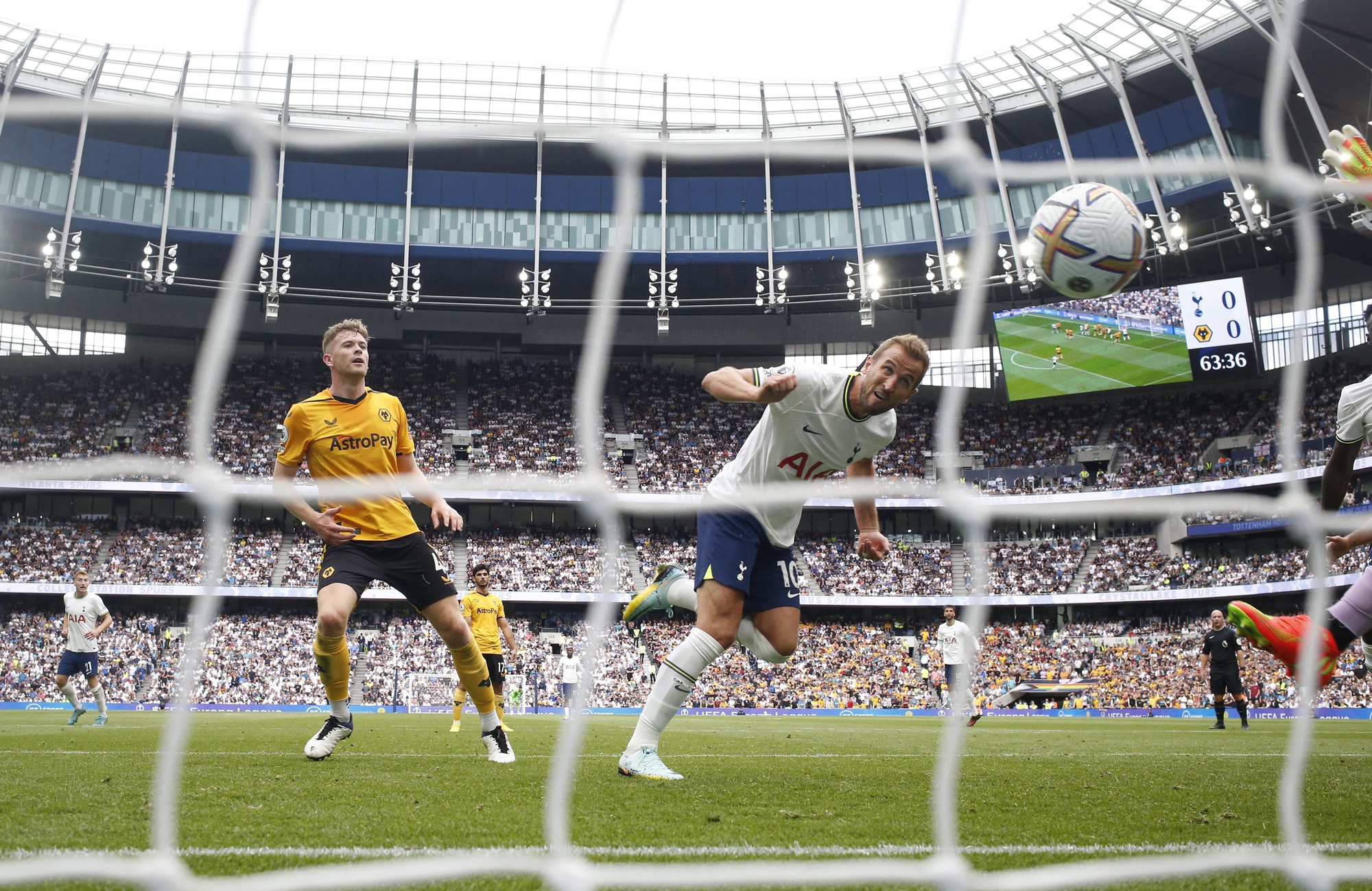 Tottenham thắng nhọc nhằn Wolverhampton, Harry Kane lập kỳ tích Ngoại hạng Anh - Ảnh 2.