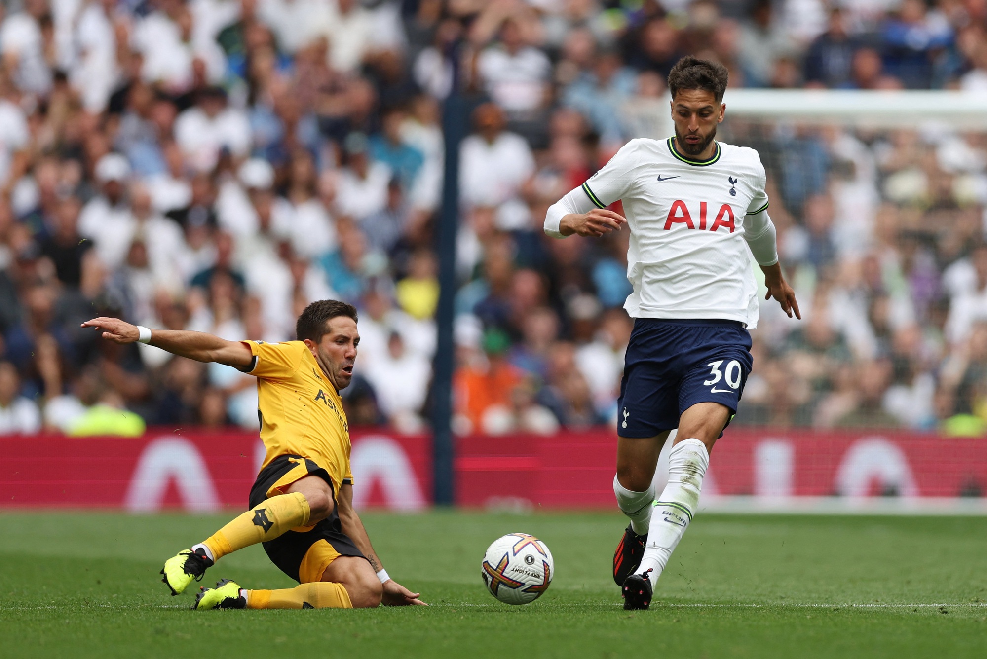 Tottenham thắng nhọc nhằn Wolverhampton, Harry Kane lập kỳ tích Ngoại hạng Anh - Ảnh 1.