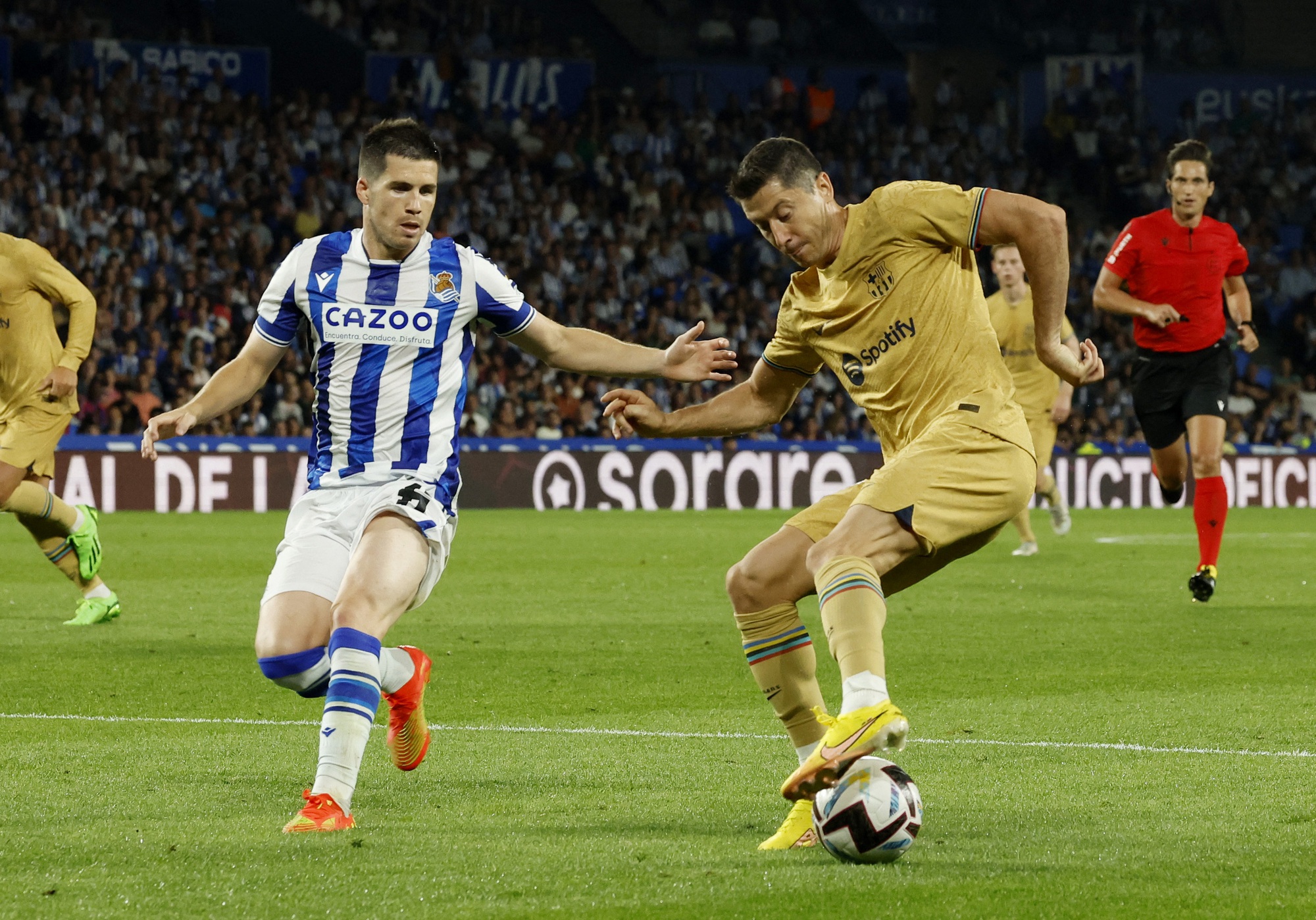 Lewandowski mở tài khoản, Barcelona có chiến thắng đầu tay tại La Liga - Ảnh 1.