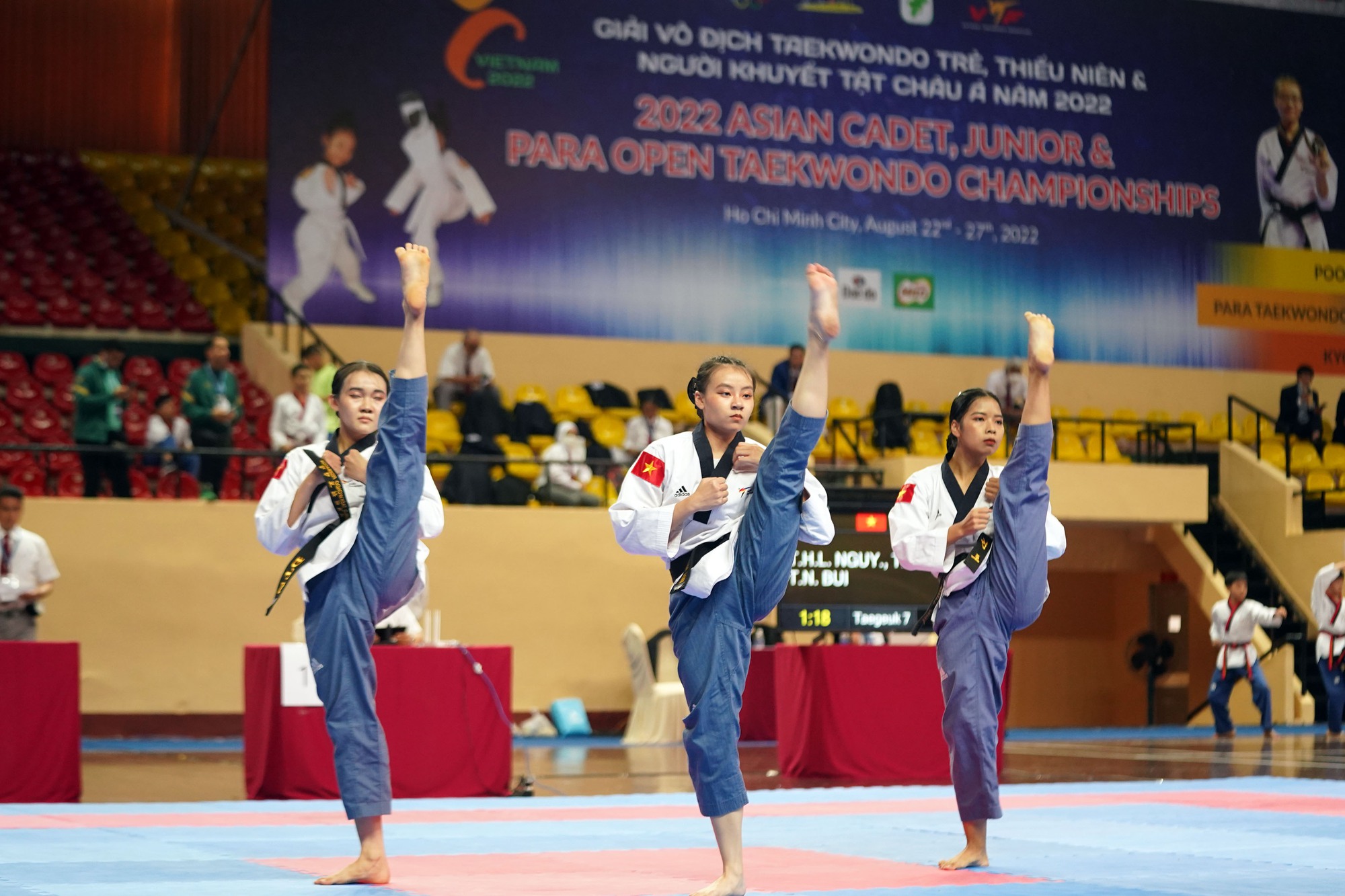 Ấn tượng các nữ võ sĩ nhí mở màn ngày hội Taekwondo châu Á 2022 - Ảnh 1.