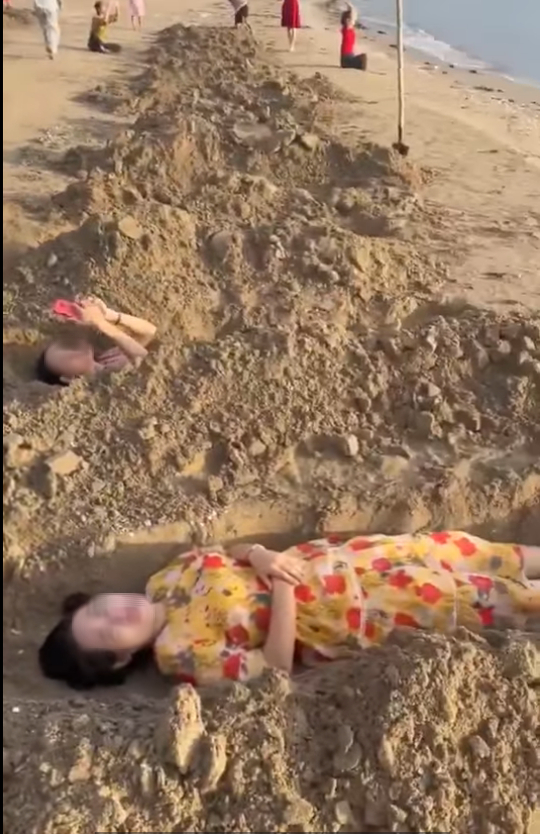 Xôn xao clip nhóm du khách “đào huyệt mộ” chơi trò tắm cát - Ảnh 3.