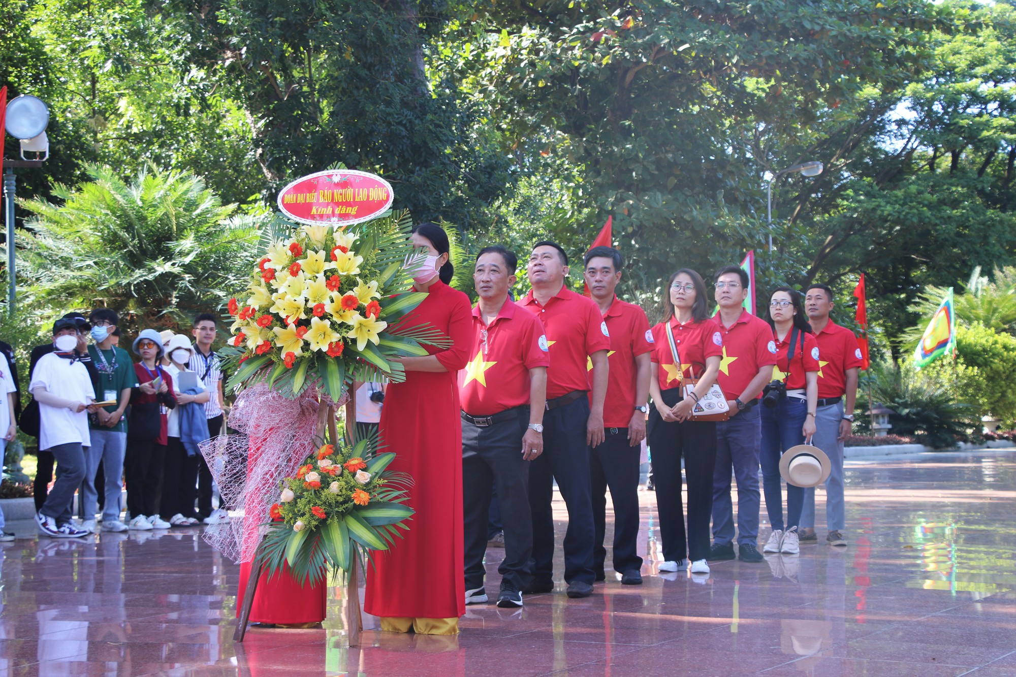 Báo Người Lao Động dâng hương anh hùng áo vải Hoàng đế Quang Trung - Ảnh 2.