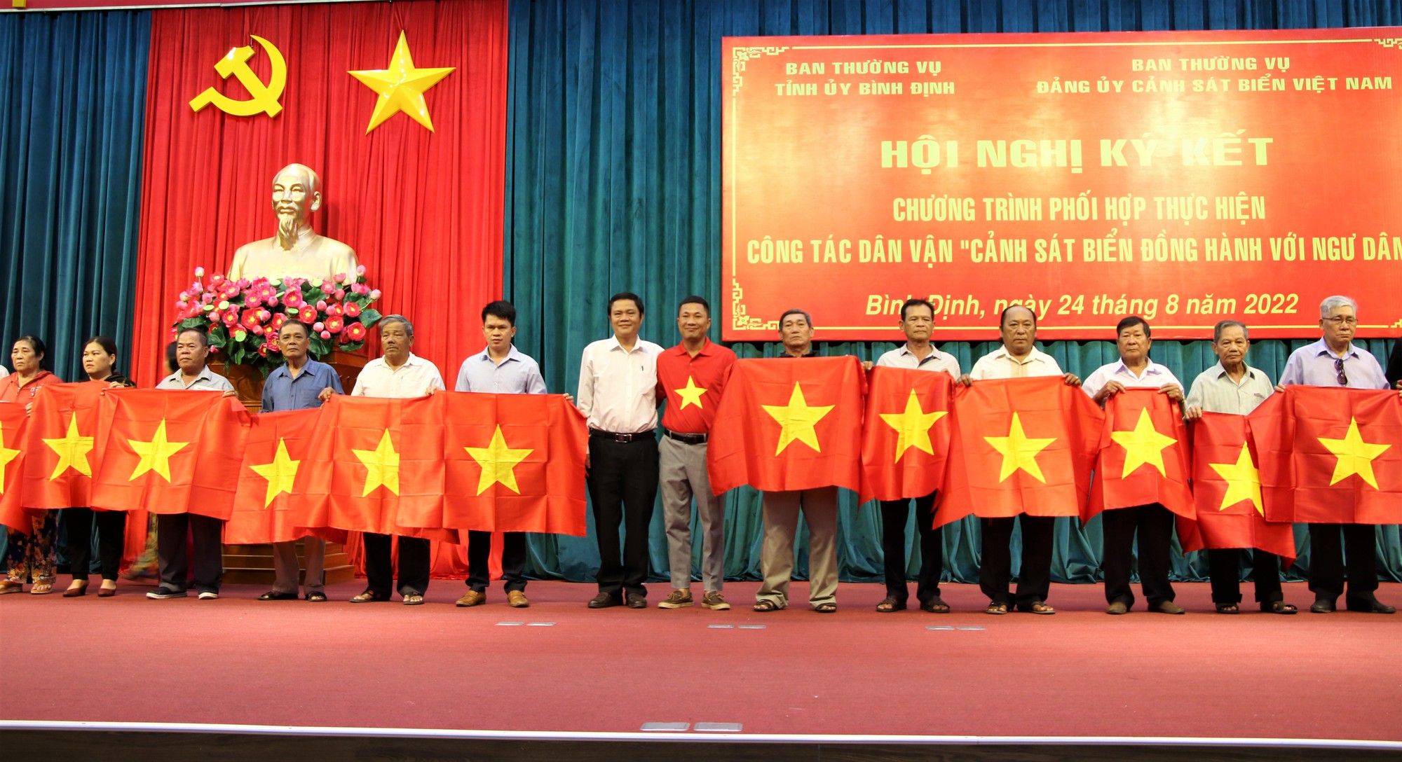 Một triệu lá cờ Tổ quốc cùng ngư dân bám biển đến với ngư dân Bình Định - Ảnh 1.