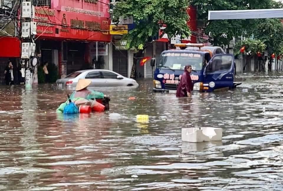 Quảng Ninh nhiều nơi ngập sâu do mưa lớn trong bão số 3 - Ảnh 6.