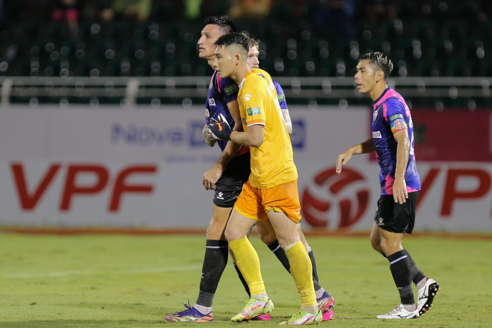 Đỗ Merlo bật khóc sau khi lấy công chuộc tội giúp Sài Gòn FC chiến thắng - Ảnh 4.