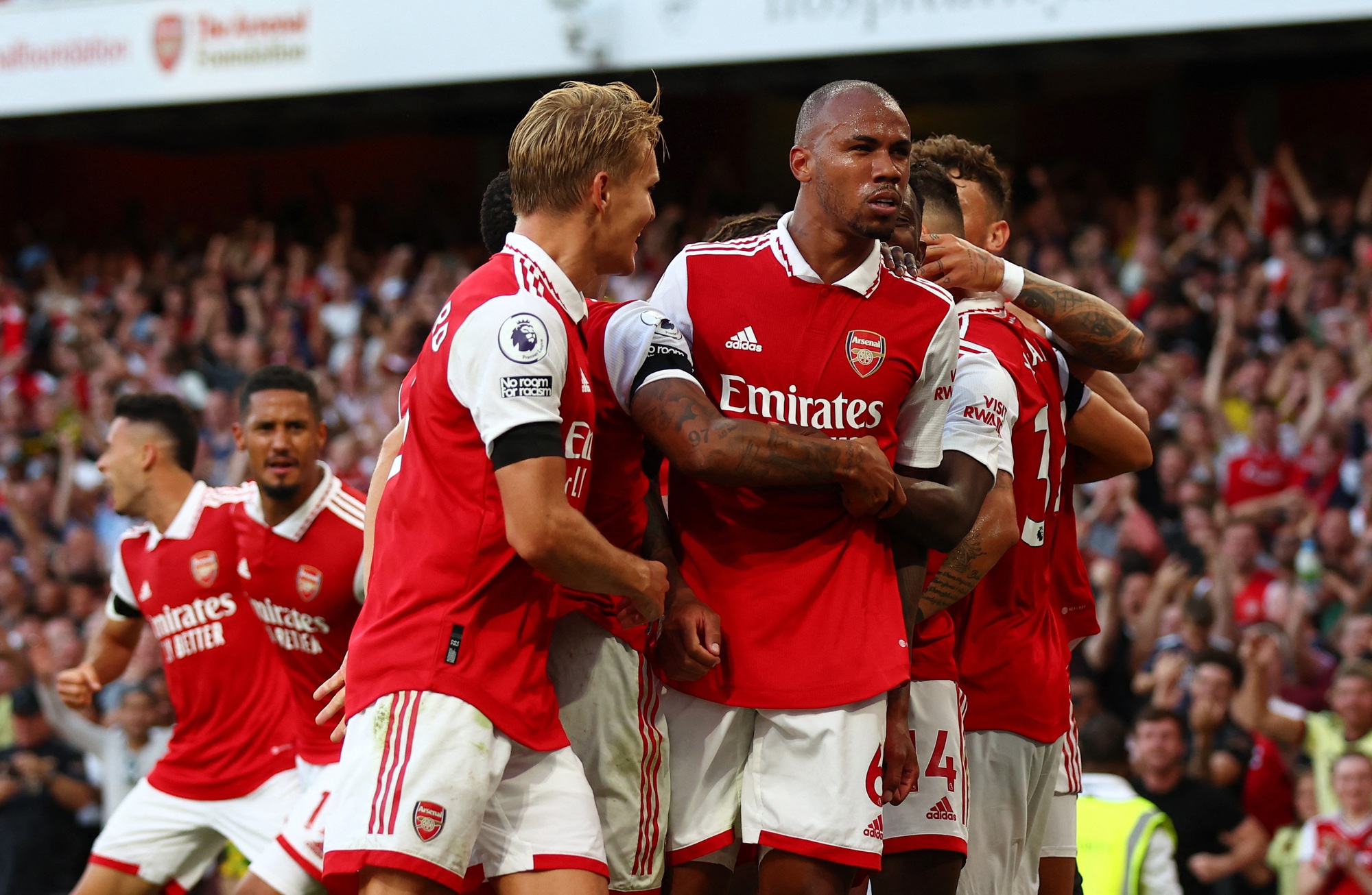 Tội đồ hóa người hùng, Arsenal vững ngôi số 1 Ngoại hạng - Ảnh 6.