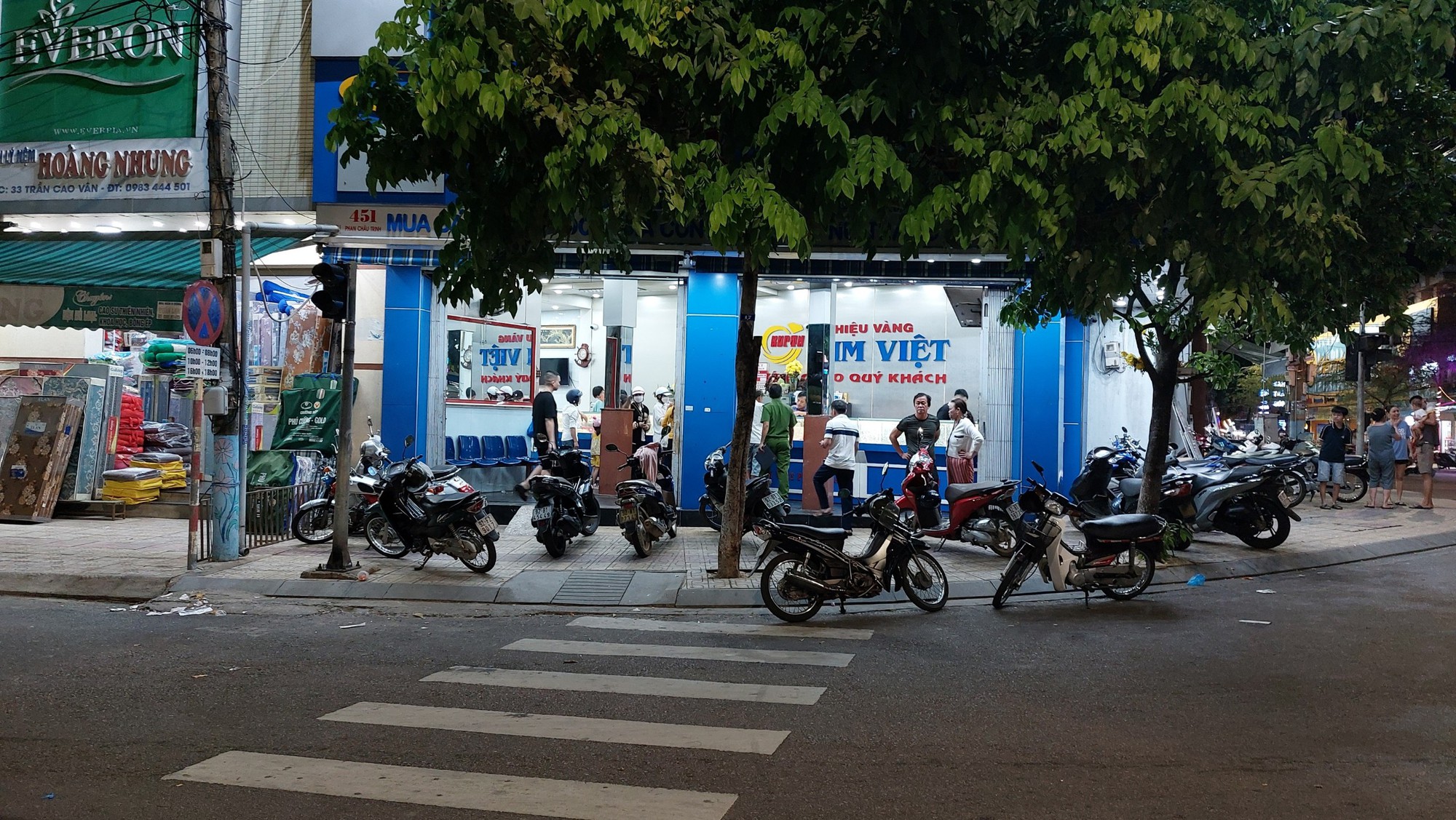 Khiếp vía với kẻ ngáo đá dùng búa đập tiệm vàng ở Tam Kỳ - Ảnh 2. Khiếp vía với kẻ ngáo đá dùng búa đập tiệm vàng ở Tam Kỳ - Ảnh 2.
