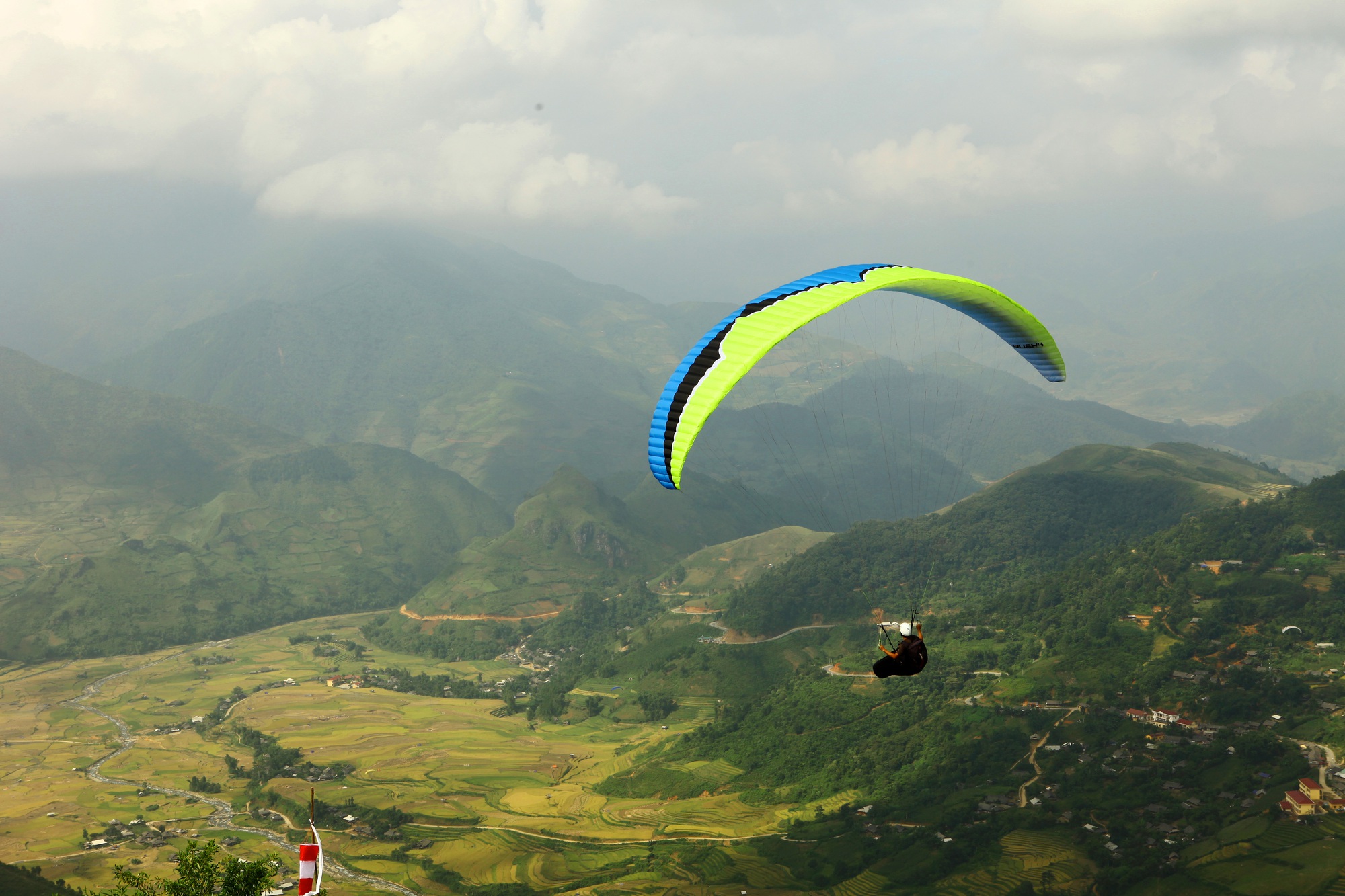 Bay dù lượn ngắm miền di sản Phong Nha - Kẻ Bàng - Ảnh 1.