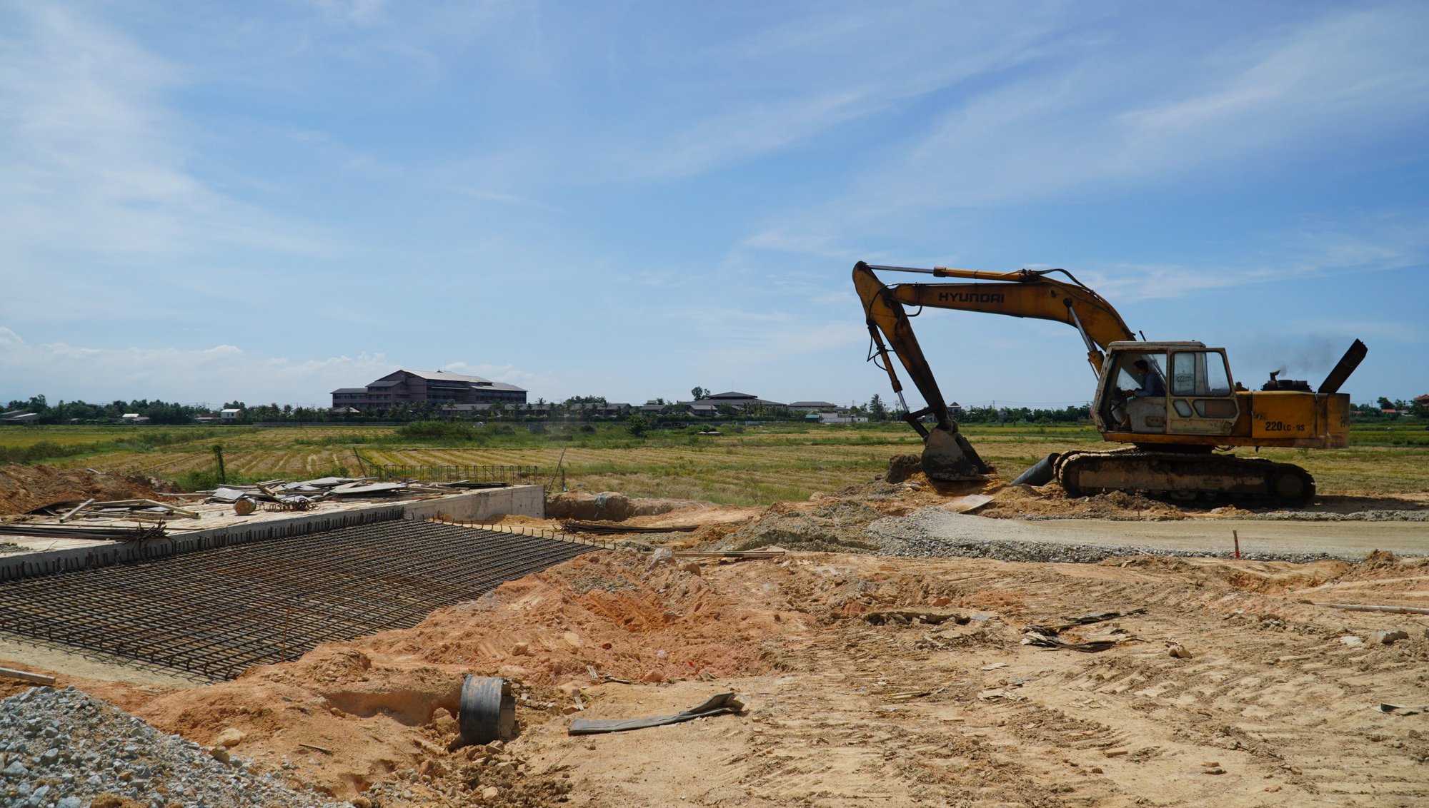 Chủ tịch tỉnh “bắt quả tang” nhà thầu chây ì thi công - Ảnh 4. Chủ tịch tỉnh “bắt quả tang” nhà thầu chây ì thi công - Ảnh 4.