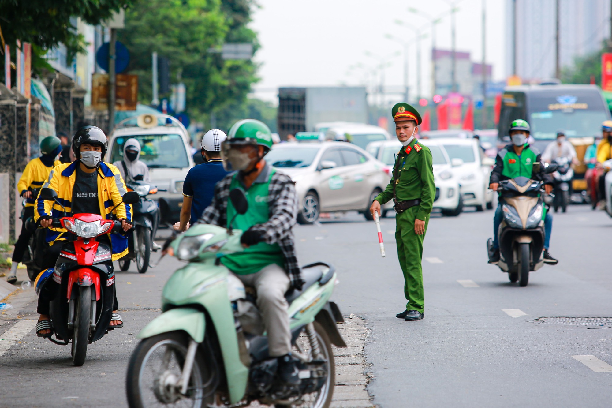 Người dân ùn ùn về quê nghỉ lễ, giao thông Hà Nội ùn tắc cục bộ - Ảnh 10.