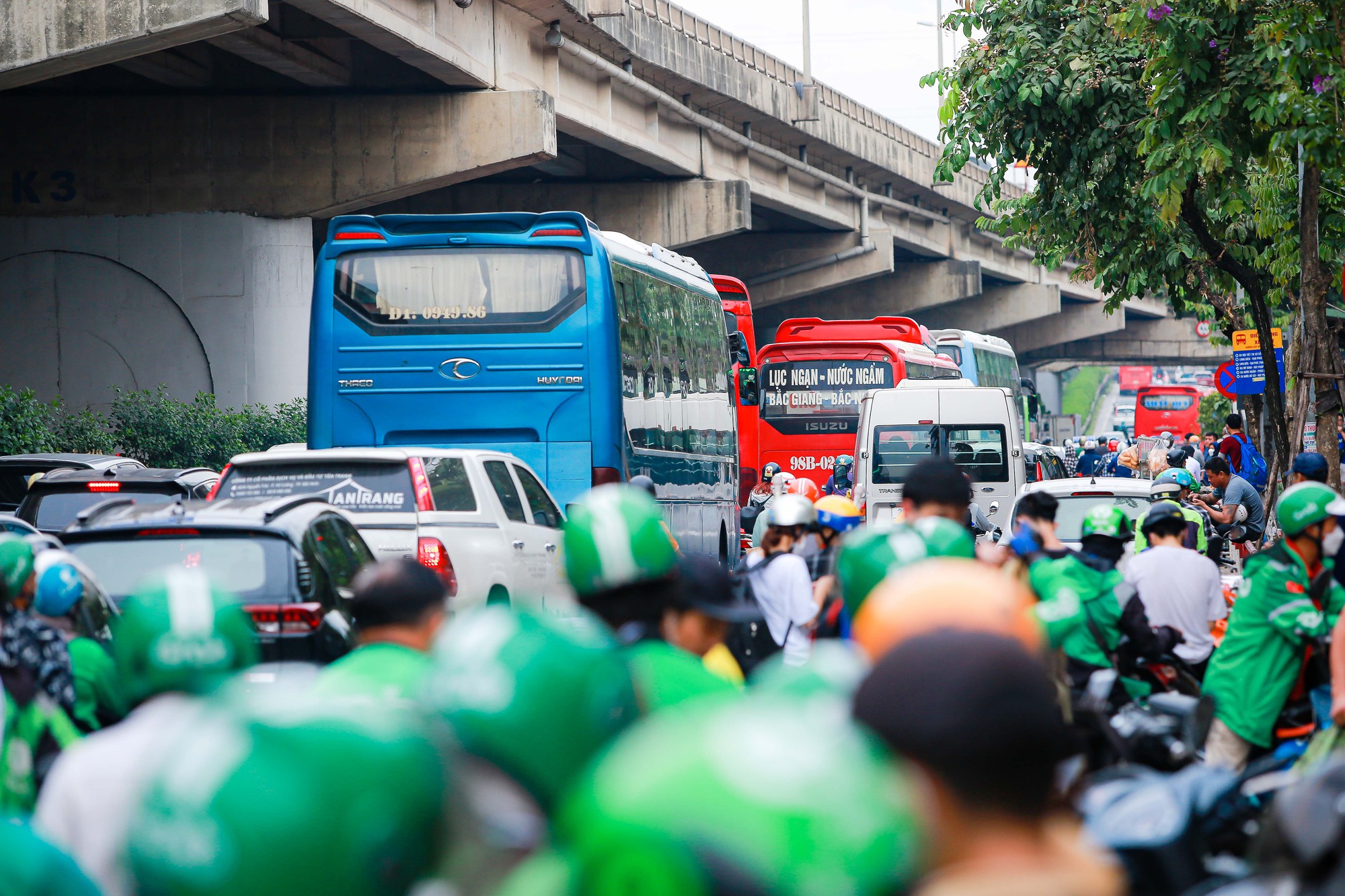 Người dân ùn ùn về quê nghỉ lễ, giao thông Hà Nội ùn tắc cục bộ - Ảnh 9.