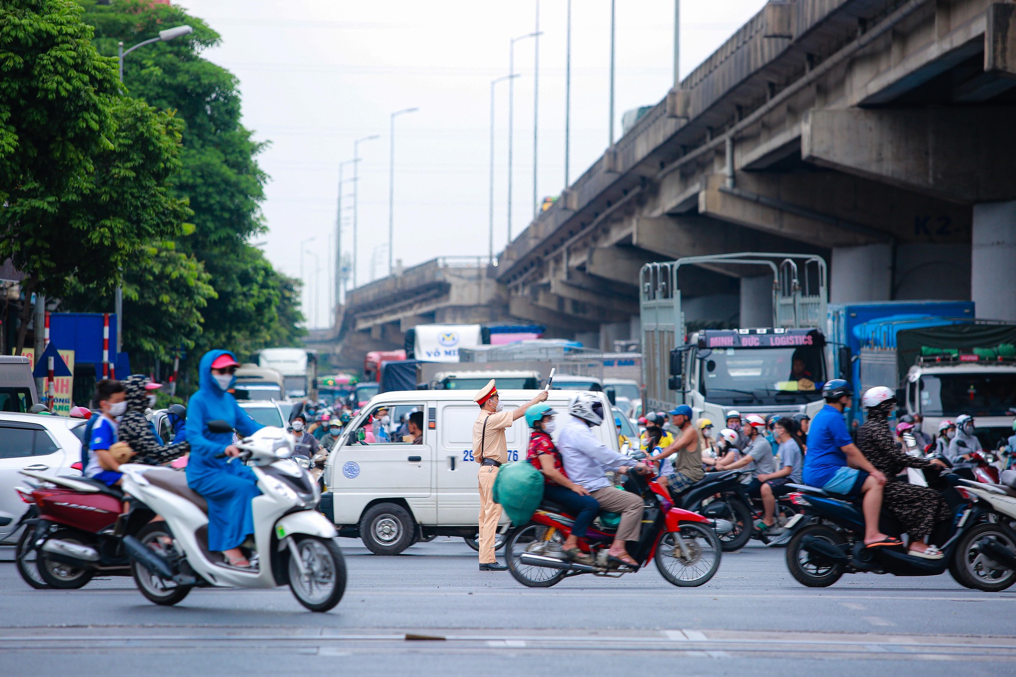 Người dân ùn ùn về quê nghỉ lễ, giao thông Hà Nội ùn tắc cục bộ - Ảnh 12.