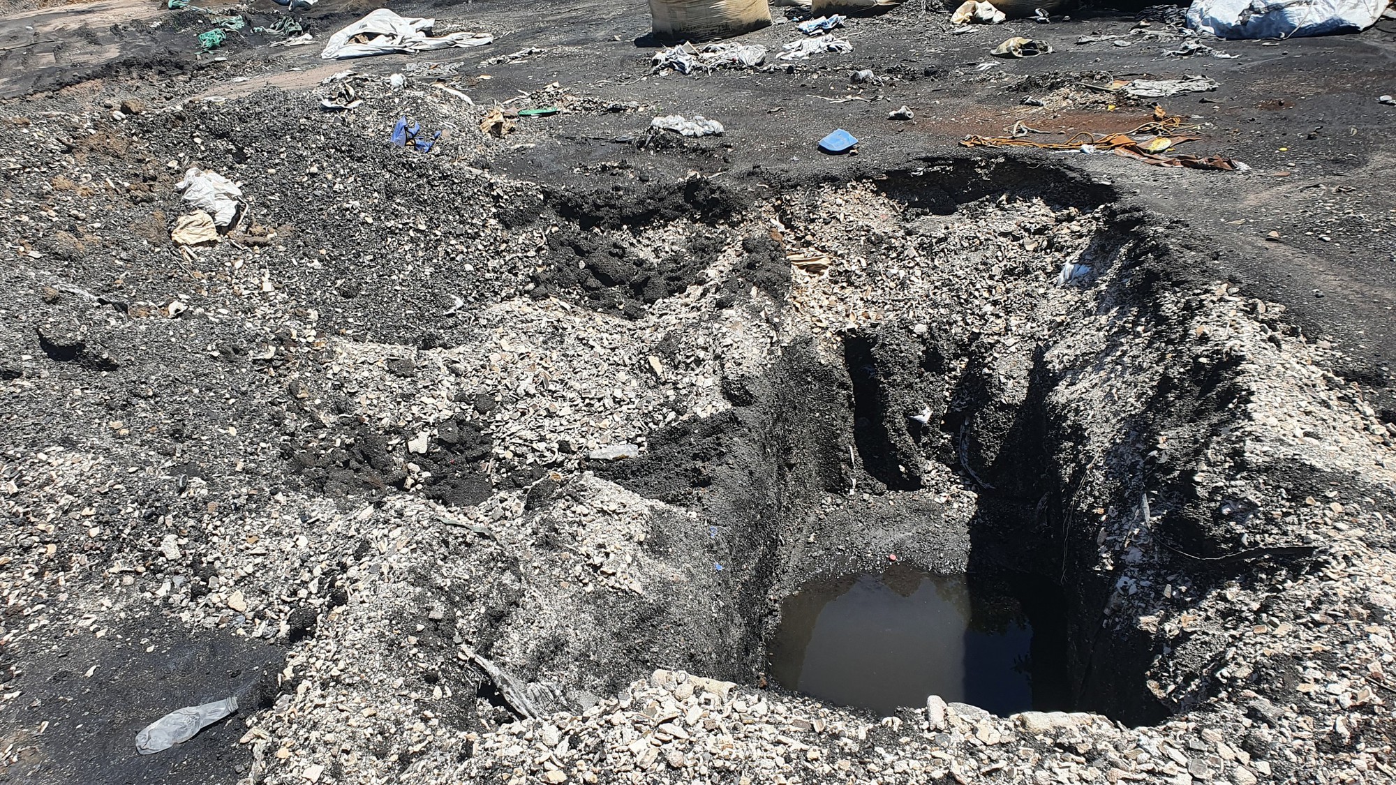 Chuyện khó tin ở bãi chôn lấp chất thải trái phép khủng tại Bình Dương - Ảnh 3.