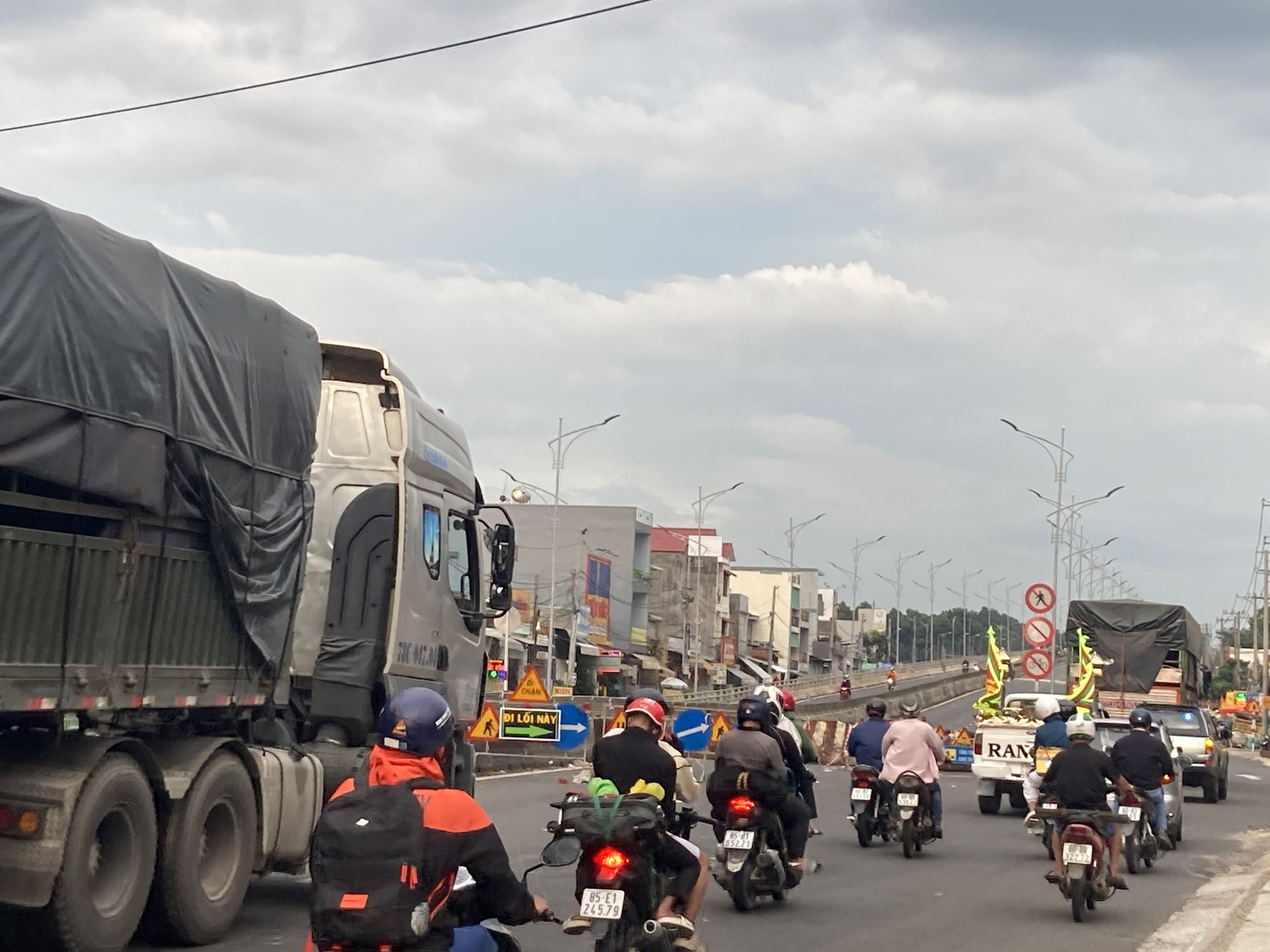 Đồng Nai: Nữ sinh bị xe ben tông tử vong trên đường đi học về, giao thông ùn ứ trên Quốc lộ 1 - Ảnh 3.