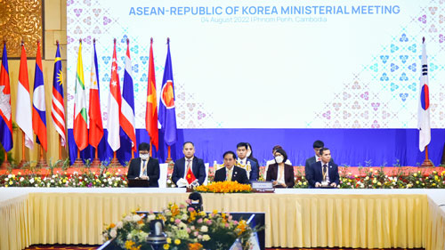 Ủng hộ vai trò trung tâm của ASEAN - Ảnh 1.