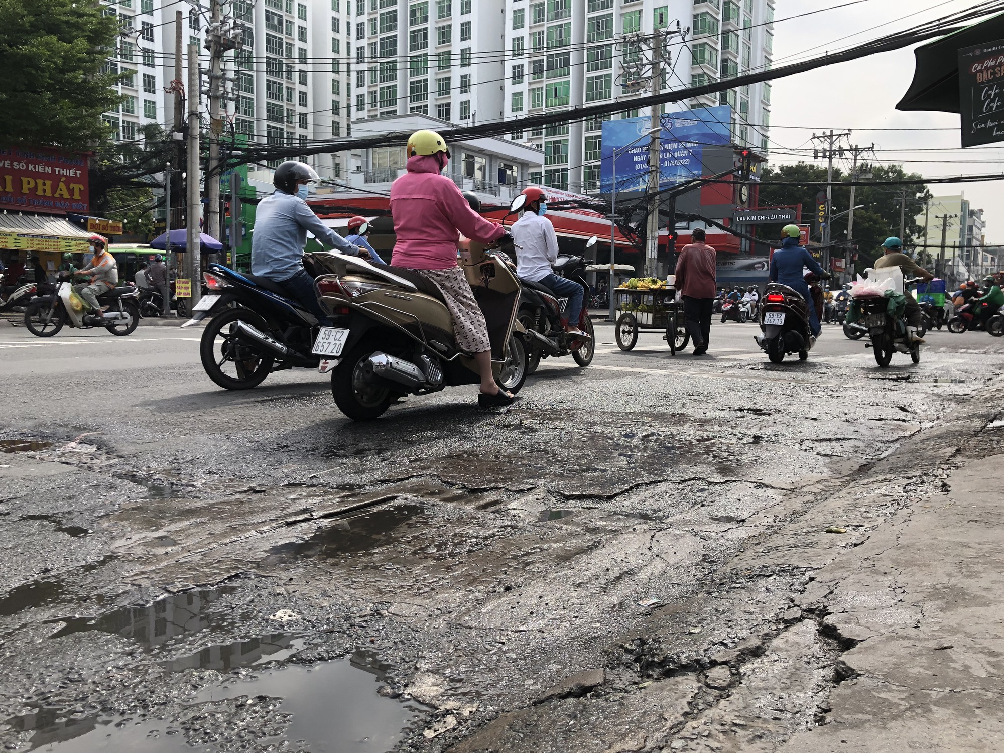 CLIP: Choáng với những vết lõm trên đường Nguyễn Thị Thập, quận 7 - Ảnh 7.