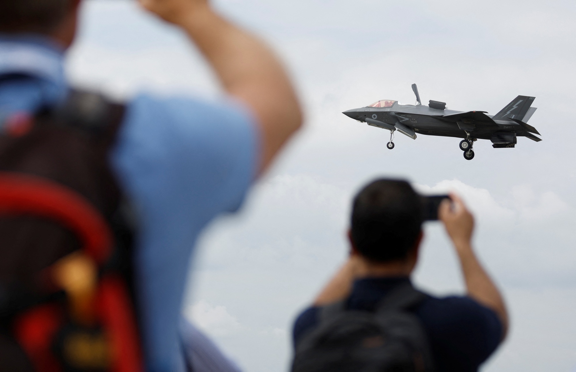 (KỲ 3) LOẠT VŨ KHÍ KHỦNG NGHE LÀ... KHIẾP!: F-35 và Su-57 - Đâu mới là kẻ thống lĩnh bầu trời? - Ảnh 2.