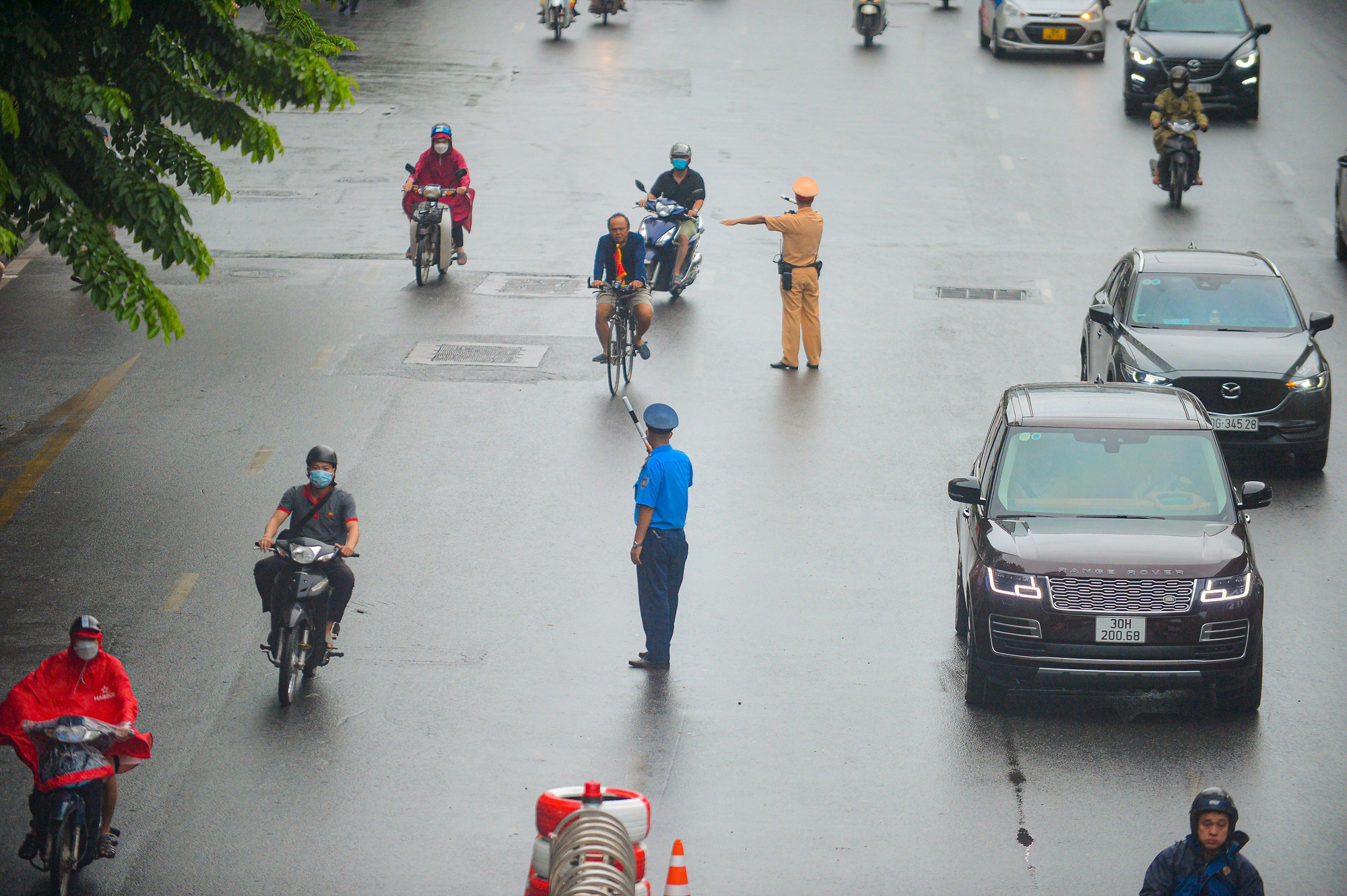 Bắt đầu thí điểm tách làn ôtô, xe máy trên đường Nguyễn Trãi - Ảnh 5.