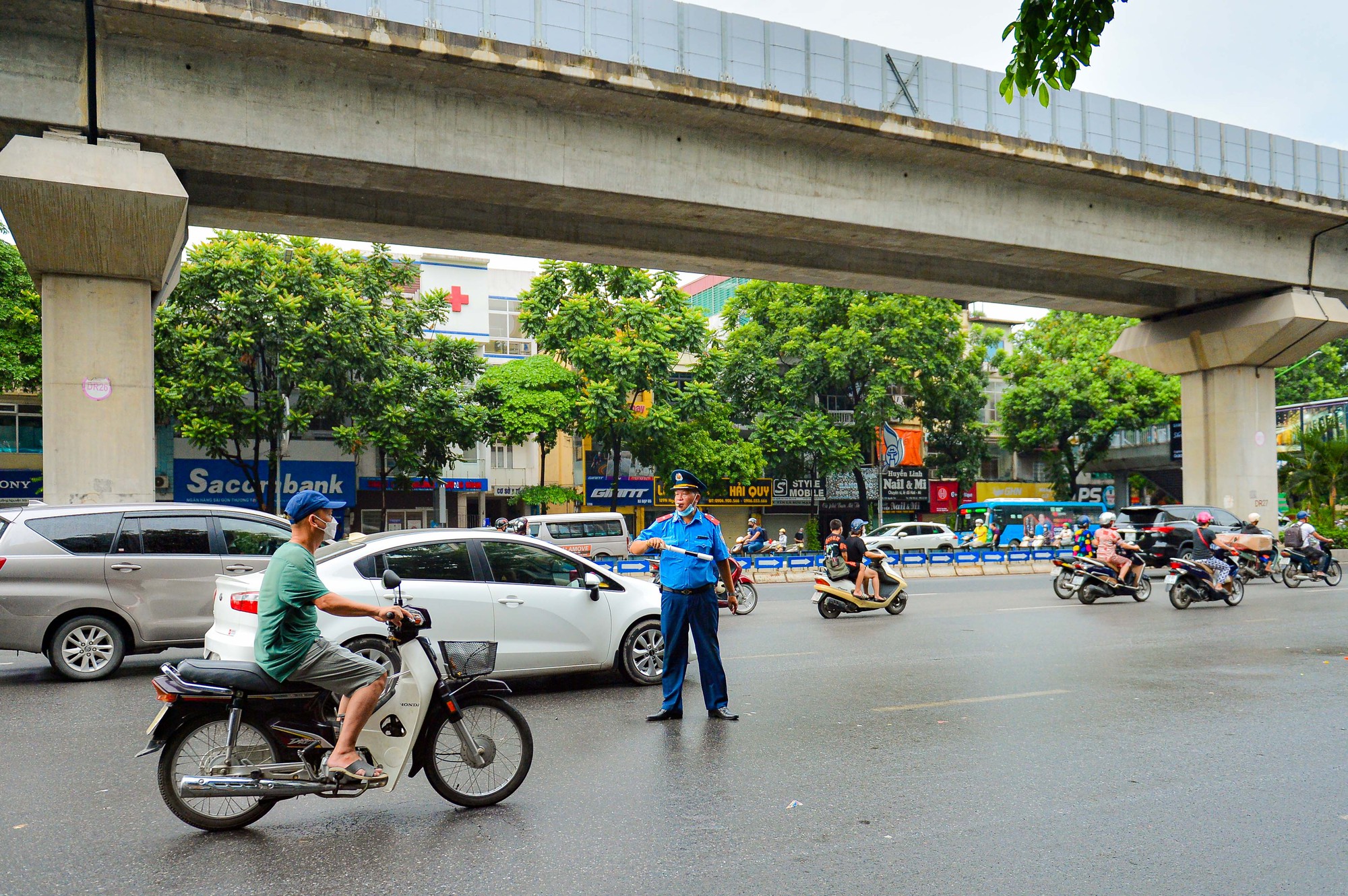 Bắt đầu thí điểm tách làn ôtô, xe máy trên đường Nguyễn Trãi - Ảnh 6.