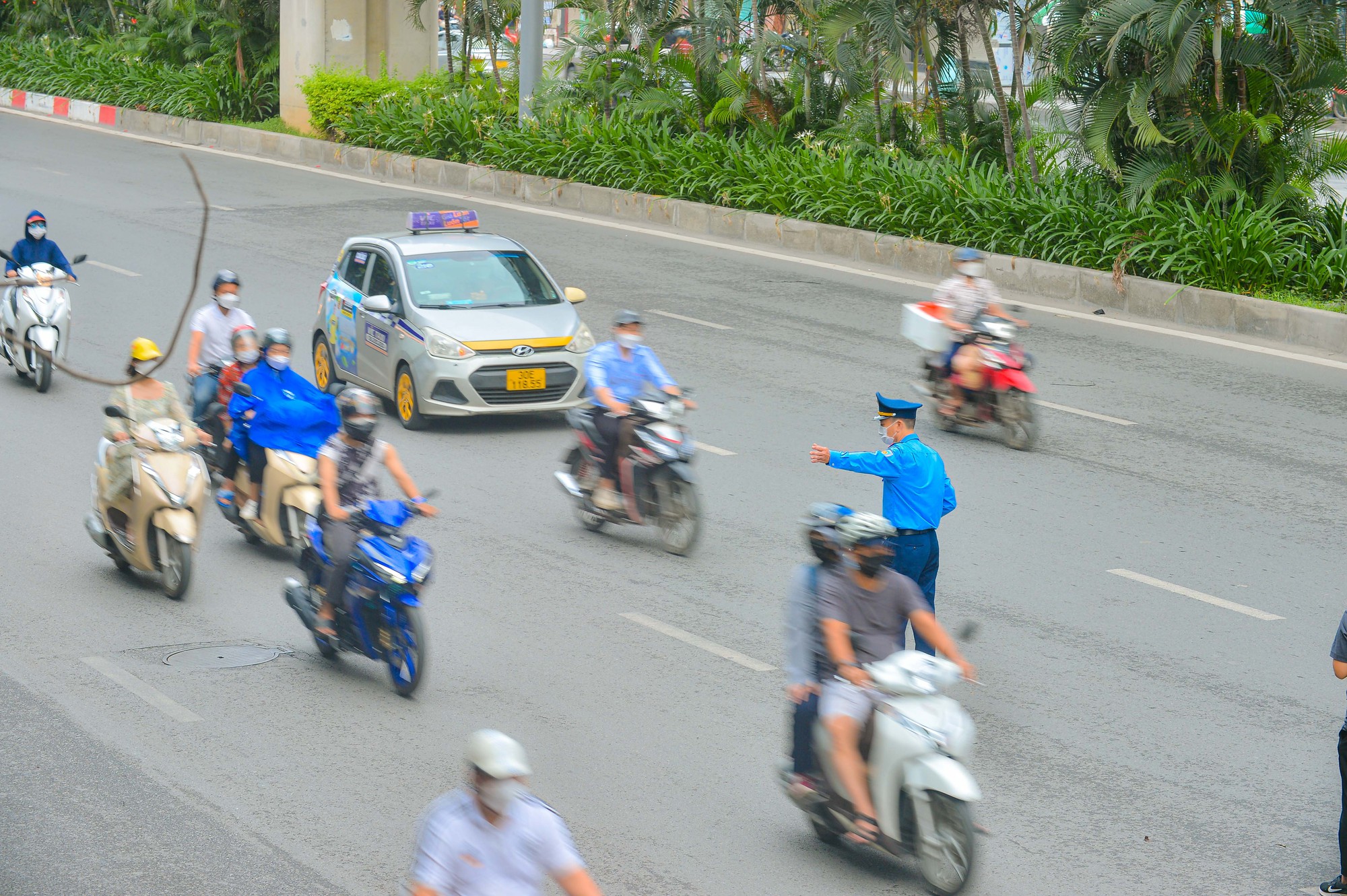 Bắt đầu thí điểm tách làn ôtô, xe máy trên đường Nguyễn Trãi - Ảnh 3.