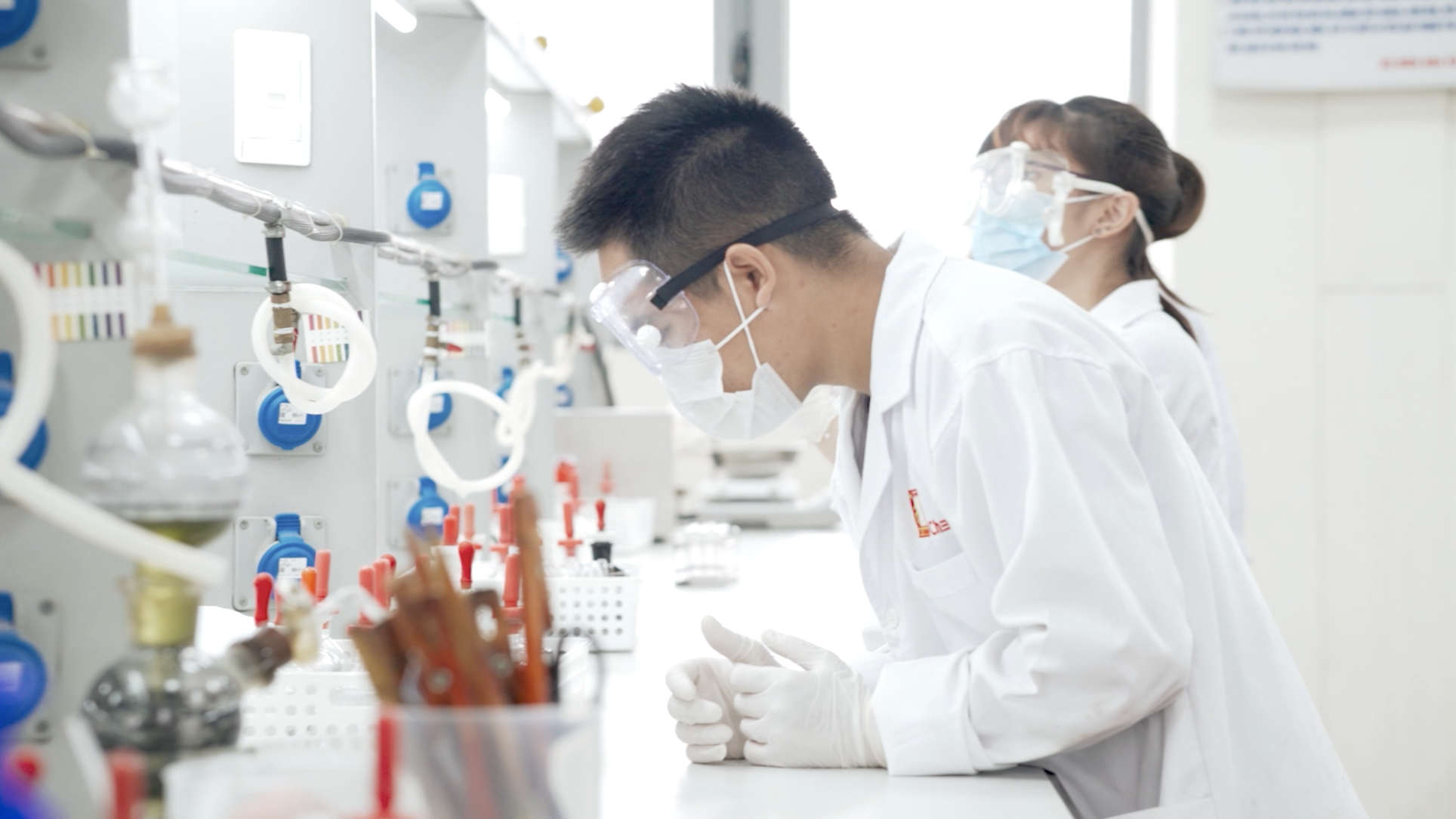 "Hộ chiếu nghề nghiệp" chuẩn châu Âu cho 54 tân cử nhân - Ảnh 2.