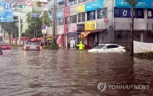 Hàn Quốc chứng kiến trận lũ lụt lịch sử - Ảnh 1.