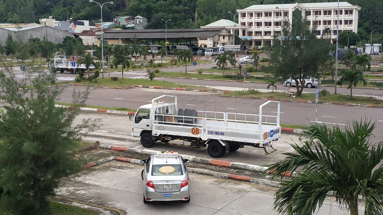 Cảnh sát kinh tế vào cuộc vụ cắt xén hàng tỉ đồng của học viên lái ôtô - Ảnh 2.