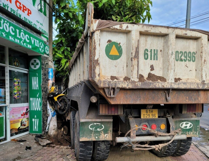 Hiện trường khó tin sau tai nạn giữa xe ben và 3 xe máy ở Bình Dương - Ảnh 1.