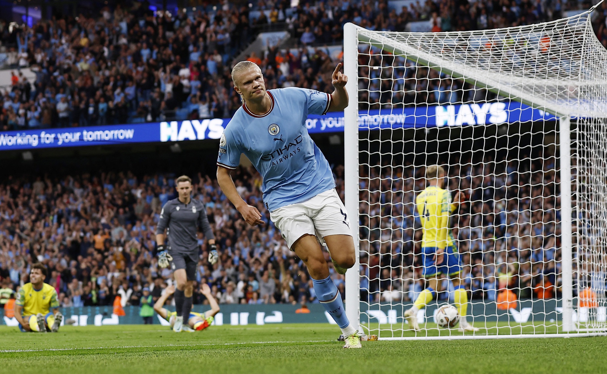 Haaland lại bùng nổ với hat-trick, Man City bám sát ngôi đầu Arsenal - Ảnh 2.