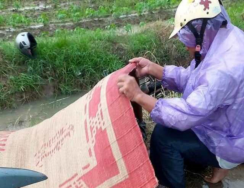 Đi xe máy dưới trời mưa dông, 2 người đàn ông bị sét đánh thương vong - Ảnh 1. Đi xe máy dưới trời mưa dông, 2 người đàn ông bị sét đánh thương vong - Ảnh 1.