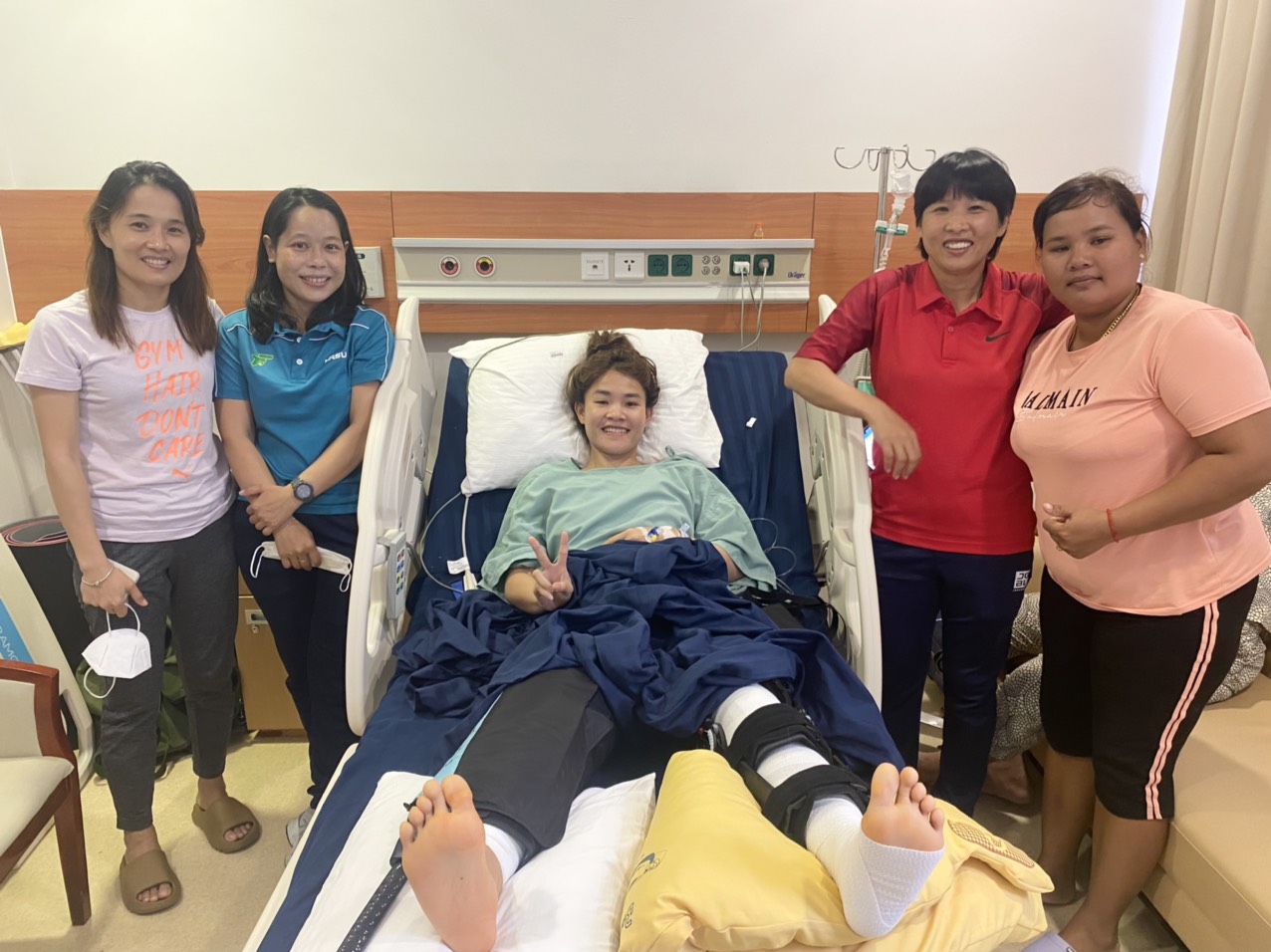 8 giờ phẫu thuật cứu đôi chân nữ tuyển thủ Chương Thị Kiều - Ảnh 2. 8 giờ phẫu thuật cứu đôi chân nữ tuyển thủ Chương Thị Kiều - Ảnh 2.