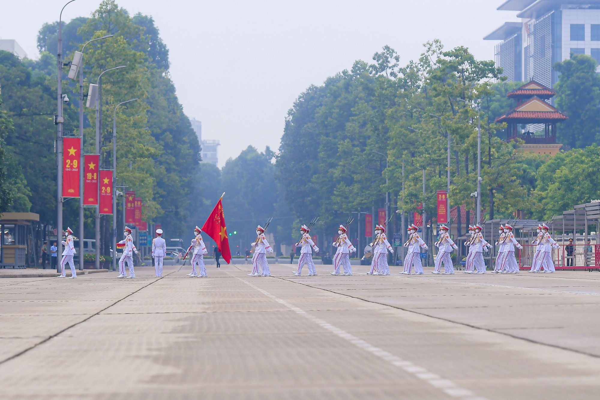 Thượng cờ chào mừng: \