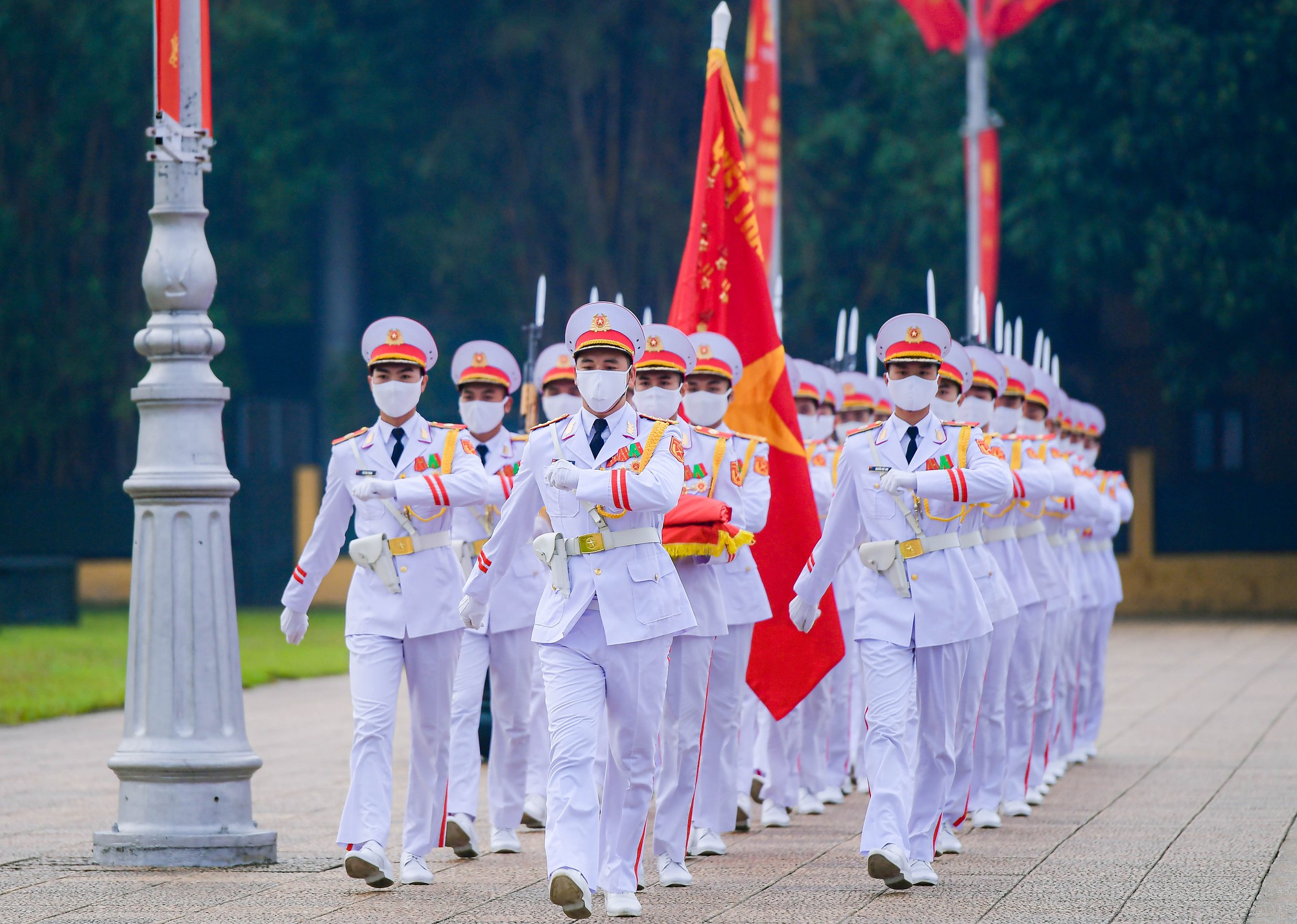 Nghi lễ Thượng cờ: Nghi lễ Thượng cờ là một trong những hoạt động truyền thống hằng năm của Dân tộc Việt Nam, với mục đích tôn vinh các anh hùng liệt sĩ đã hy sinh vì độc lập, tự do và sự nghiệp cách mạng của dân tộc. Hãy xem qua những hình ảnh lễ hội này để cảm nhận chân thật giá trị tinh thần của người Việt Nam.