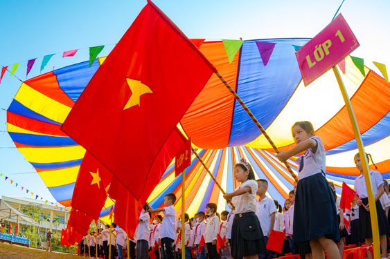 Cờ Tổ quốc là biểu tượng đại diện cho sự đoàn kết và tinh thần yêu nước của người Việt Nam. Năm 2024 này, cờ Tổ quốc đã trở thành một trong những biểu tượng được ưa chuộng nhất trên thế giới, được sử dụng trên áo quần, phụ kiện và đồ dùng gia đình, tạo nên một phong cách thời trang mới lạ. Hãy xem hình ảnh để cảm nhận sức mạnh của biểu tượng này.