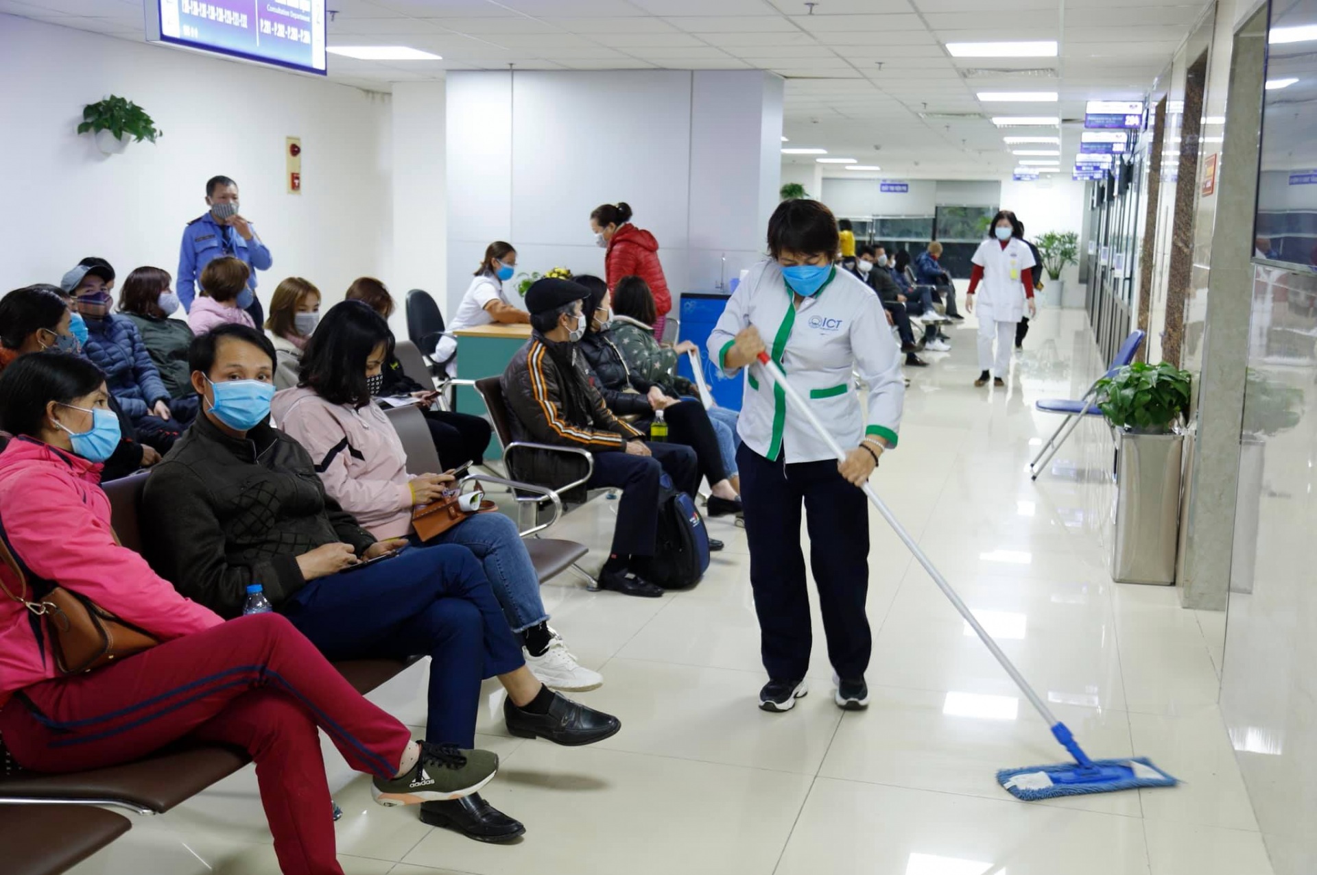 Bỏ nhiều quy định phòng dịch Covid-19, có còn cần đeo khẩu trang? - Ảnh 4. Bỏ nhiều quy định phòng dịch Covid-19, có còn cần đeo khẩu trang? - Ảnh 4.