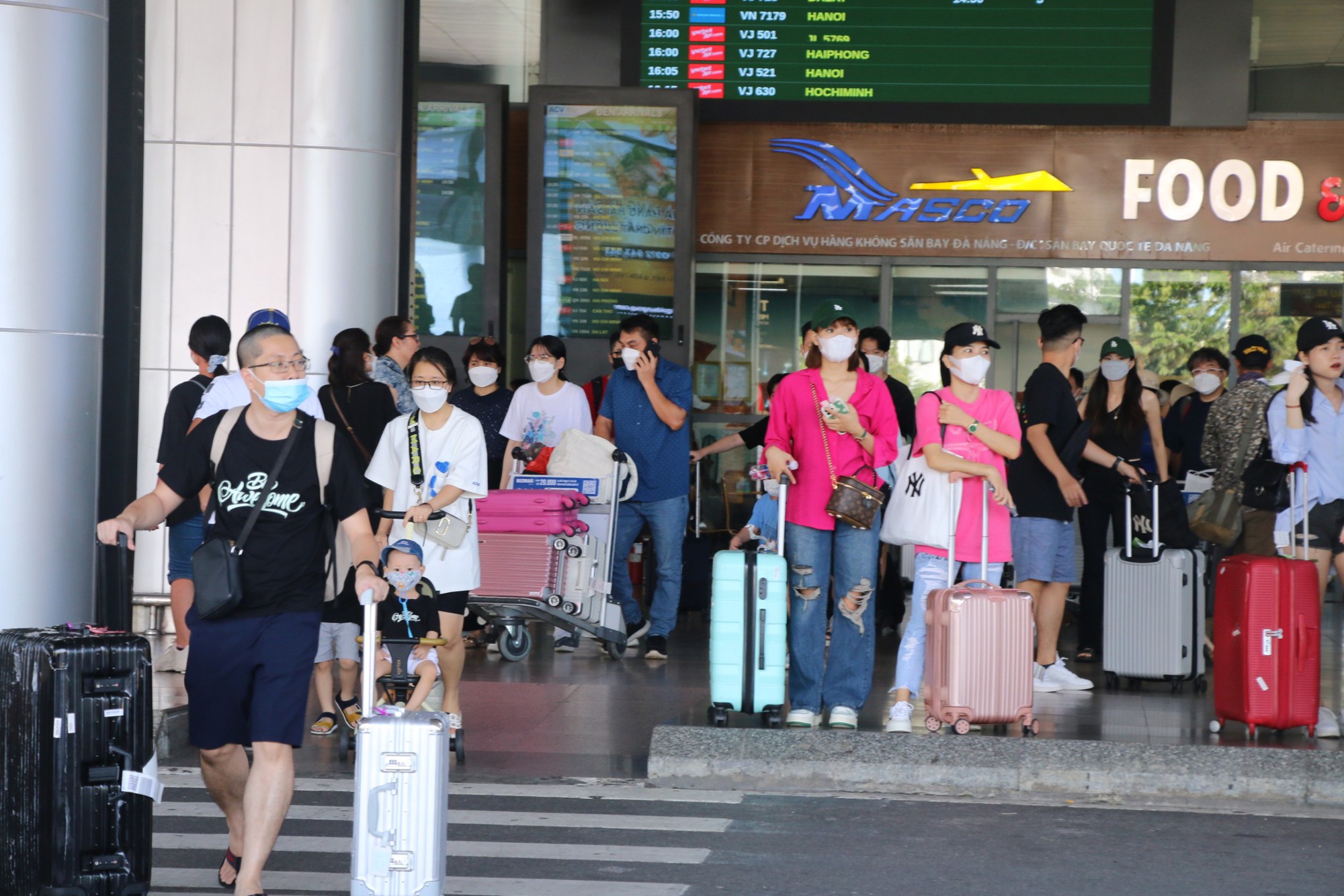 Du khách Hà Nội vui mừng khi được nhận lại 22 triệu đồng đánh rơi ở sân bay Đà Nẵng