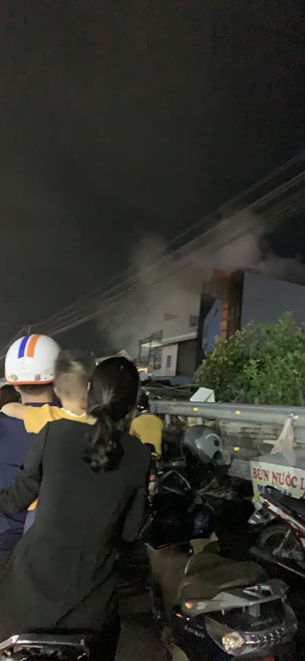 Cháy quán karaoke ở Đồng Nai, cảnh sát PCCC đục tường cứu người - Ảnh 4.