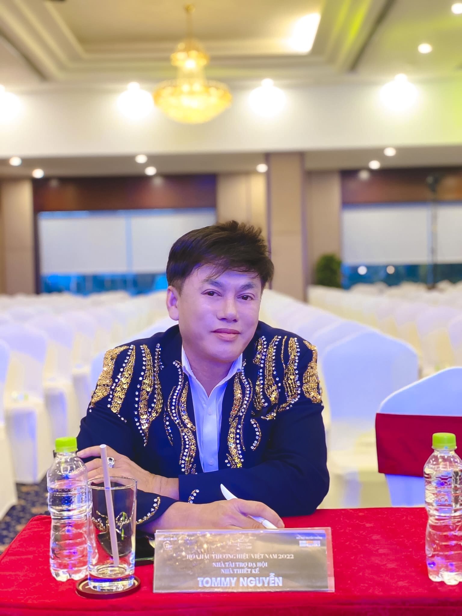 Nhà thiết kế Tommy Nguyễn lịch lãm trong vòng bán kết hoa hậu thương hiệu Việt - Ảnh 6.