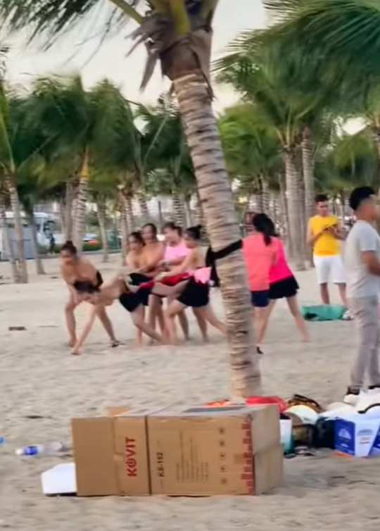 Nhóm phụ nữ để ngực trần chơi team building ở bãi biển Hạ Long - Ảnh 2.